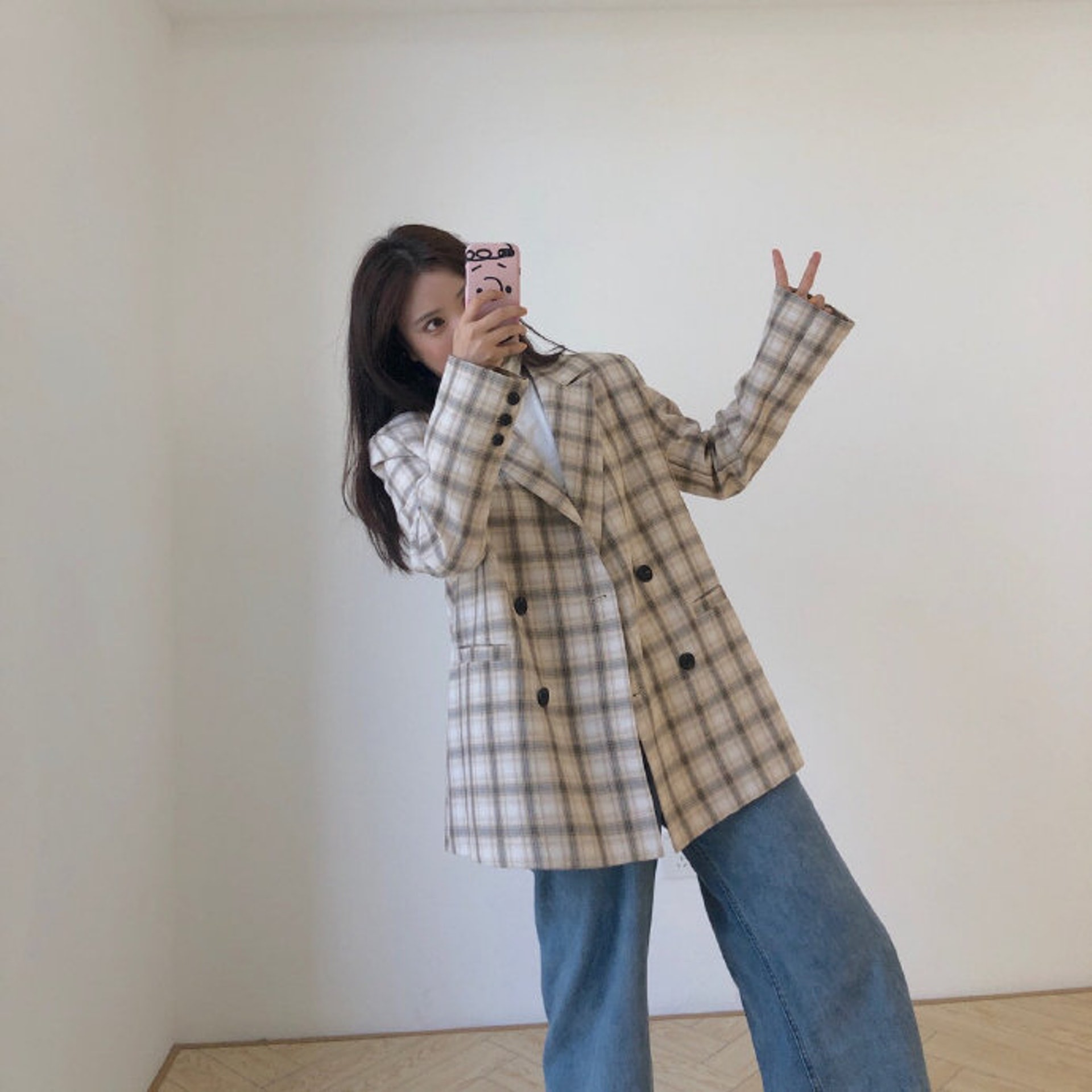 格仔西裝外套感覺較休閒。(金金Twins微博)