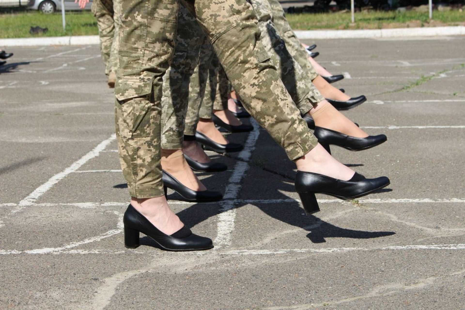 烏克蘭女兵着高踭鞋步操照片(烏克蘭國防部) 烏克蘭女兵着高踭鞋步操照片(烏克蘭國防部)