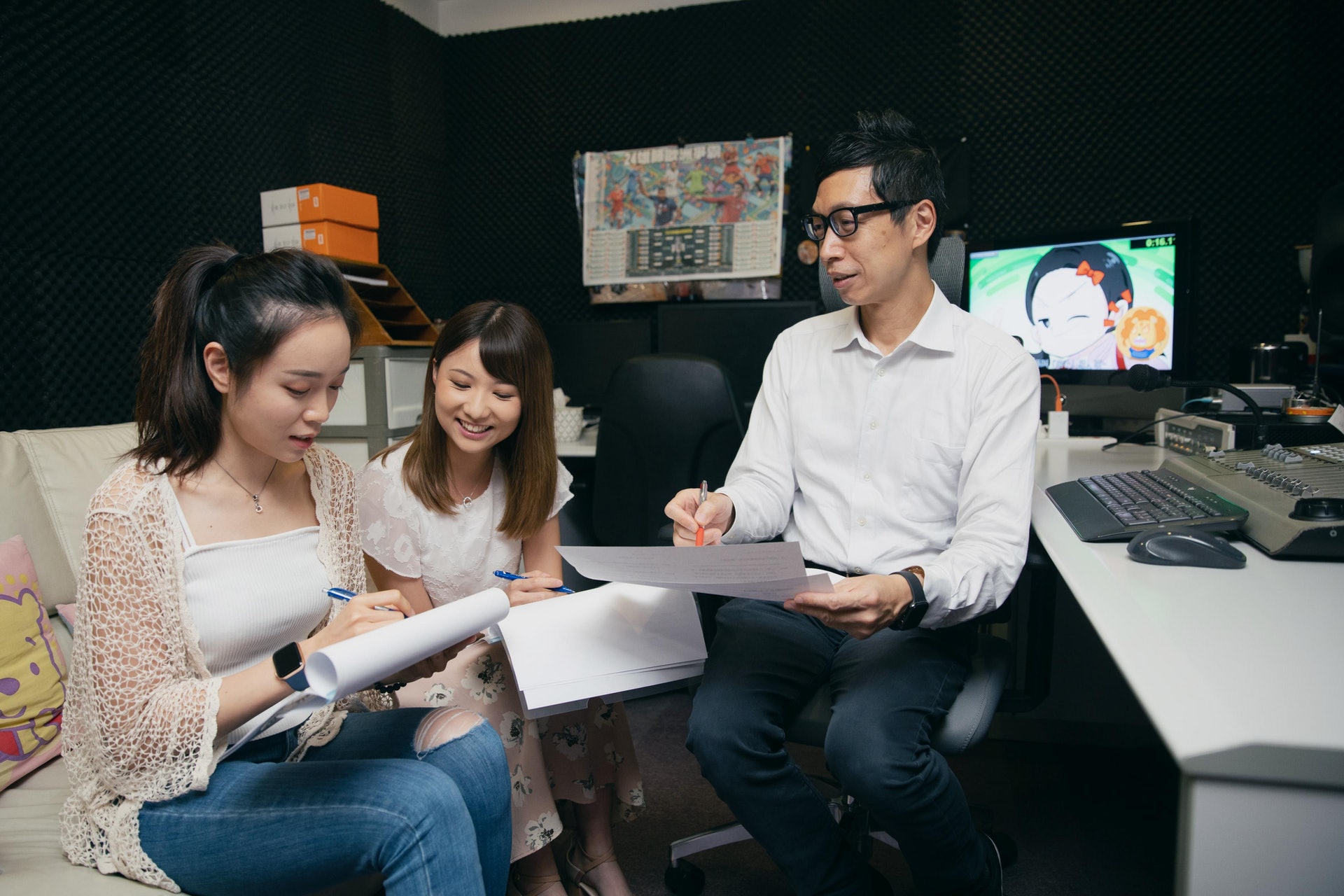 廉政公署本月將推出全新創作動畫《伏魔要在變身後》,採用日系畫風,由11位年輕素人擔當配音員。(黃舒慧攝) 廉政公署本月將推出全新創作動畫《伏魔要在變身後》,採用日系畫風,由11位年輕素人擔當配音員。(黃舒慧攝)