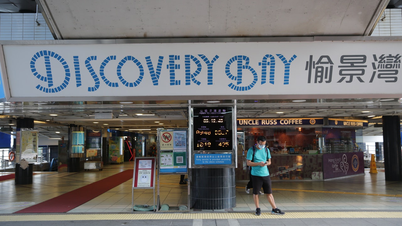 愉景灣渡輪碼頭船員墮海失蹤消防蛙人尋獲事主送院後不治 愉景灣渡輪碼頭船員墮海失蹤消防蛙人尋獲事主送院後不治