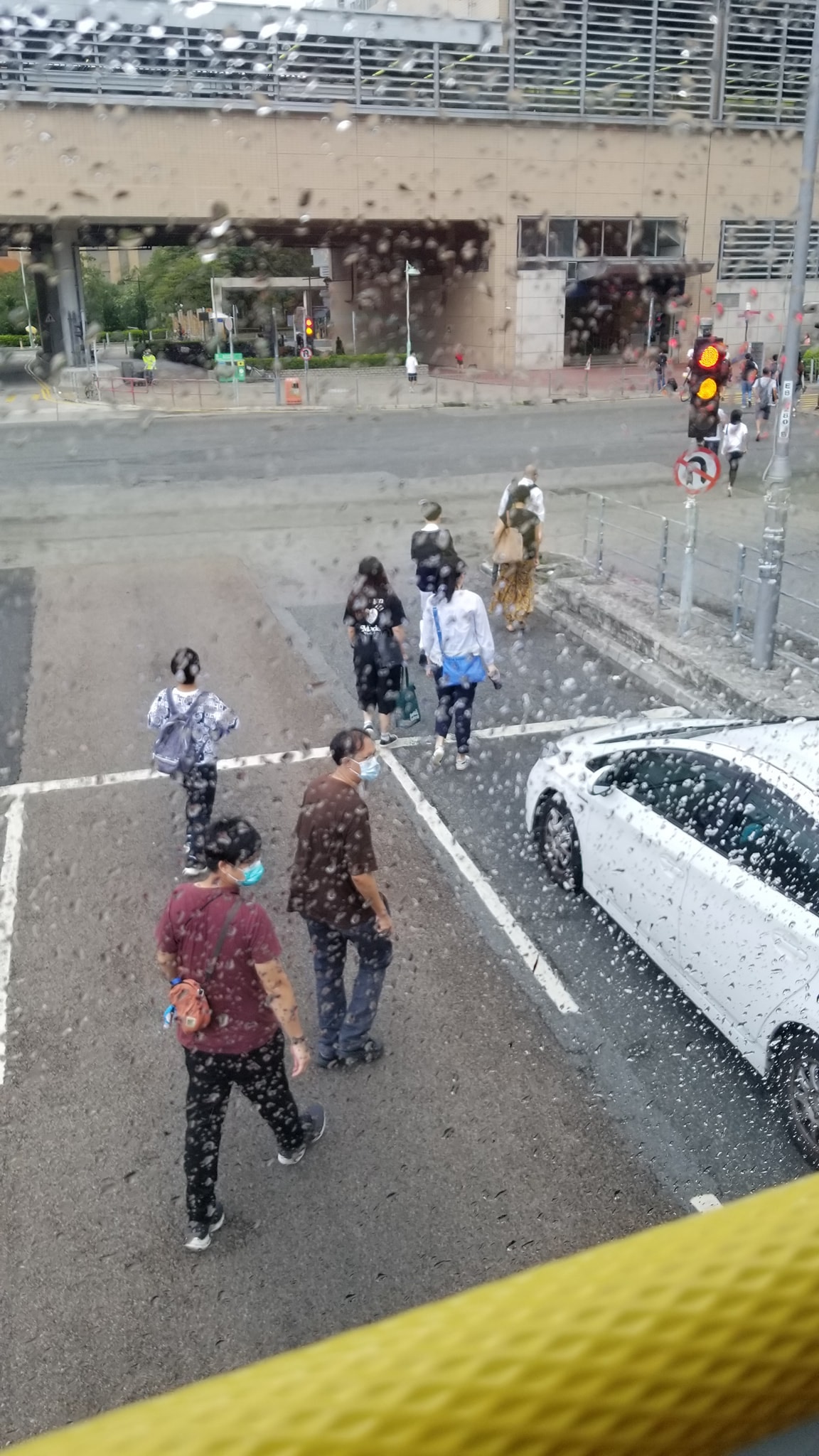 有網民在facebook群組上發文，指有巴士班次因為有乘客在上層站立，而令乘客之間引起爭執。（facebook群組「馬路的事討論區」圖片）