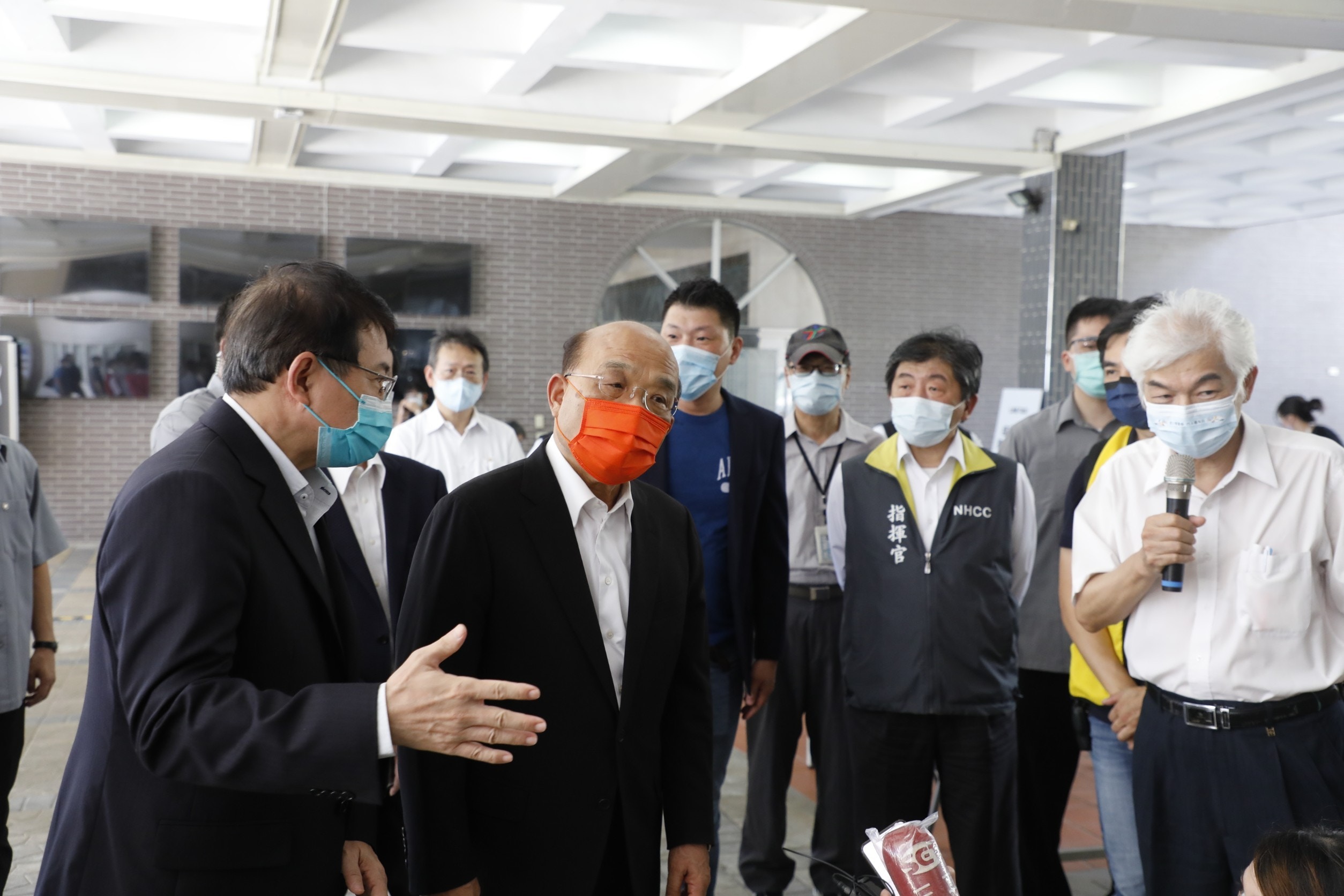 台灣行政院長蘇貞昌視察計程車司機疫苗施打情形。（吳逸驊／多維新聞）