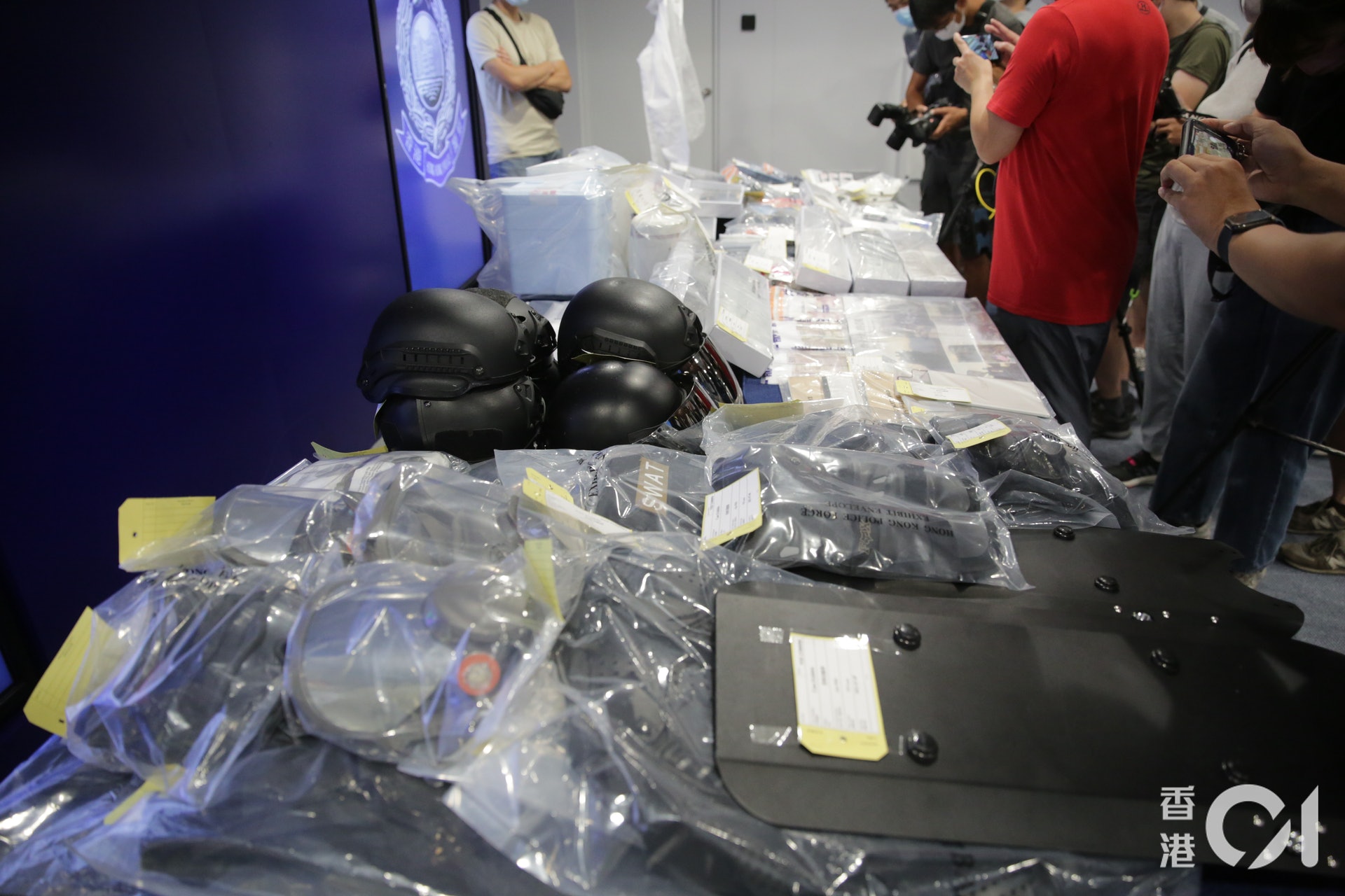 行動中,警方檢獲製造TATP的儀器、小量炸藥、製造土製炸彈的化工原料,以及大量疑施襲時所用的通訊器材、氣槍、行動計劃書、約8萬港元等證物。(黃偉民攝) 行動中,警方檢獲製造TATP的儀器、小量炸藥、製造土製炸彈的化工原料,以及大量疑施襲時所用的通訊器材、氣槍、行動計劃書、約8萬港元等證物。(黃偉民攝)