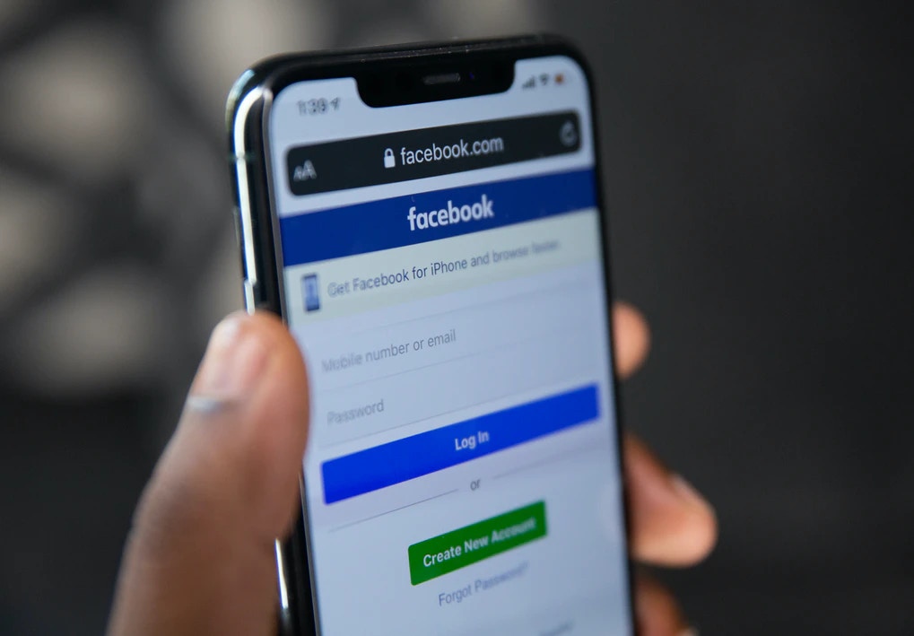不少港人都擔心，以後無法再上Facebook、Twitter、Google。（unsplash/Solen Feyissa ）