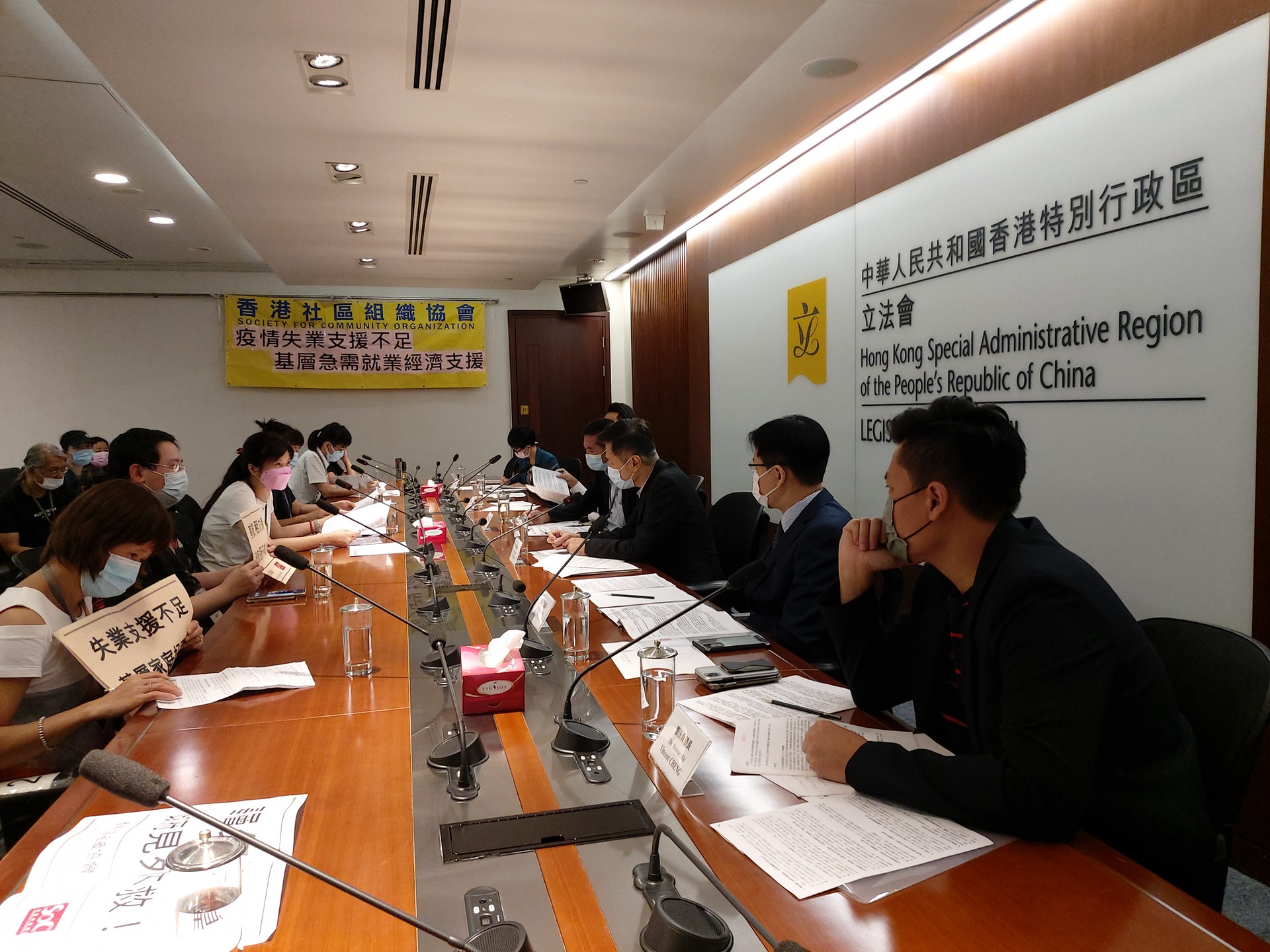 社協與聯同一眾基層勞工前往立法會申訴部會見議員姚思榮、潘少平、 陸頌雄、 鄭泳舜、陳振英,要求敦促政府盡快大力改革職津,協助及補償受影響僱員。(社協提供圖片) 社協與聯同一眾基層勞工前往立法會申訴部會見議員姚思榮、潘少平、 陸頌雄、 鄭泳舜、陳振英,要求敦促政府盡快大力改革職津,協助及補償受影響僱員。(社協提供圖片)