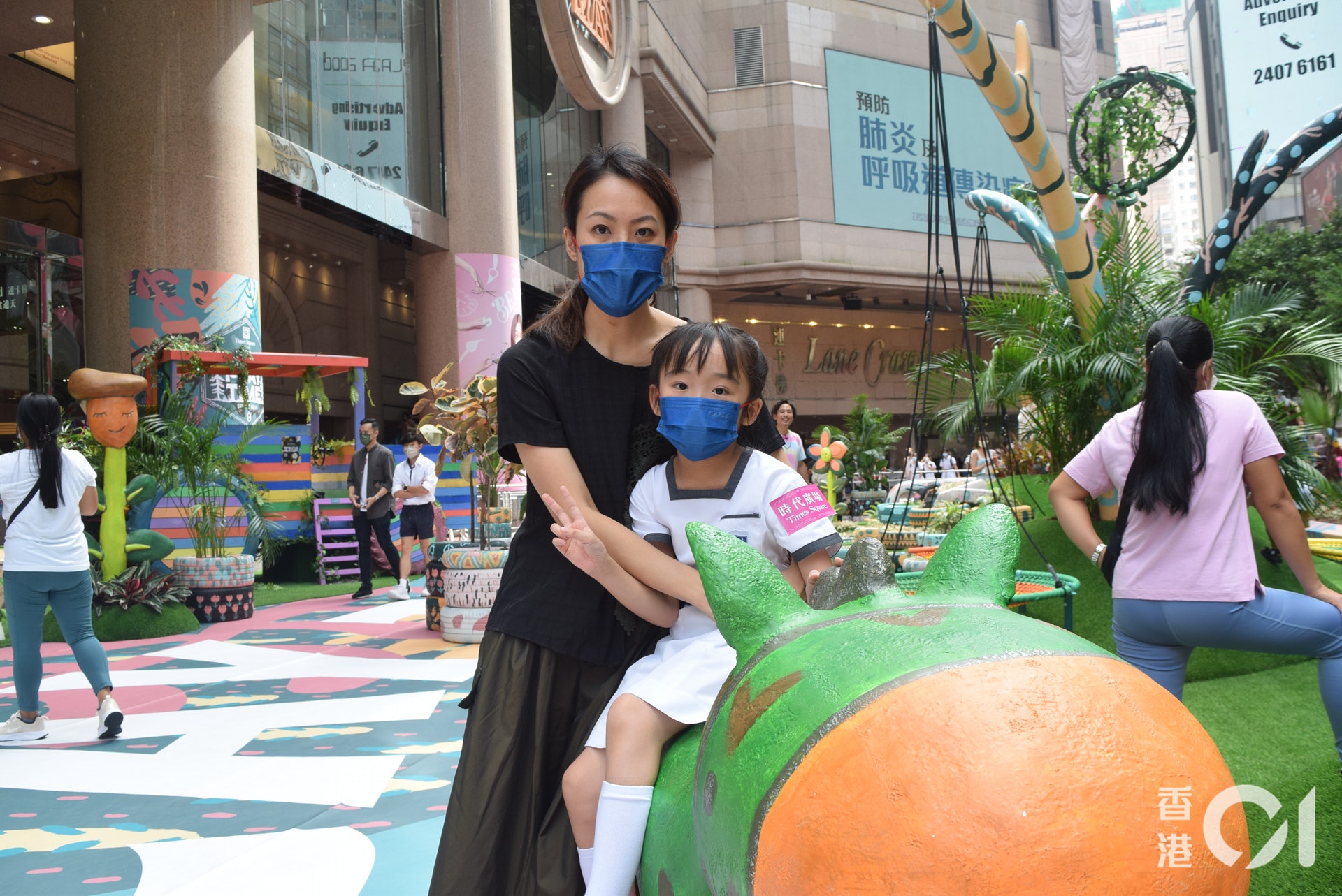 薛太與女兒薛尚知。 薛太與女兒薛尚知。