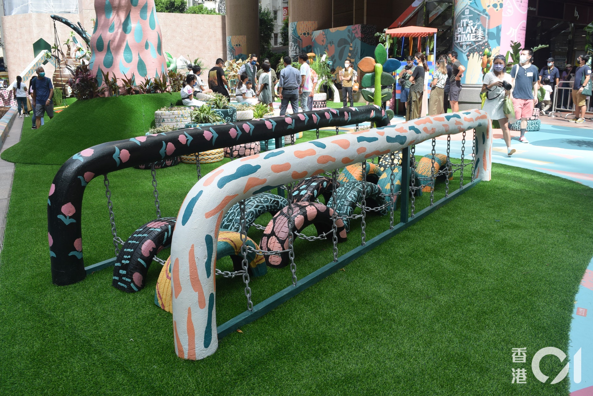 時代廣場與植物花園莆町Botanic Union邀請了德萃小學部和幼兒園部合作，以環保物料打造一個大型戶外植物遊樂園《It's Play Time!》。