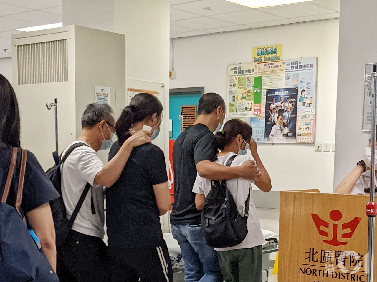 死者家屬接獲趕到醫院,女親友傷心痛哭。(楊嘉朗攝) 死者家屬接獲趕到醫院,女親友傷心痛哭。(楊嘉朗攝)