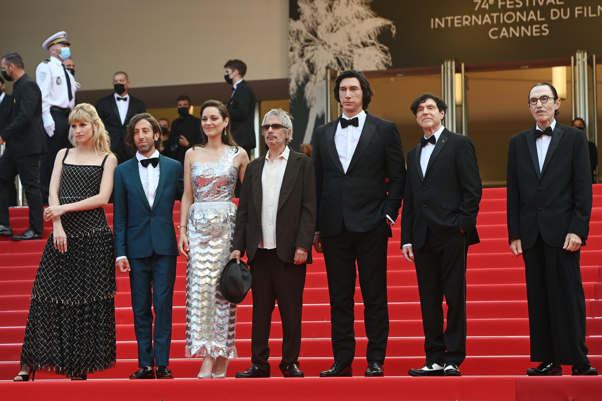 瑪莉安歌迪雅(左3)及Adam Driver(右3)主演的《Annette》獲選為開幕電影,劇組齊齊踏上紅地氈。(Getty Images)