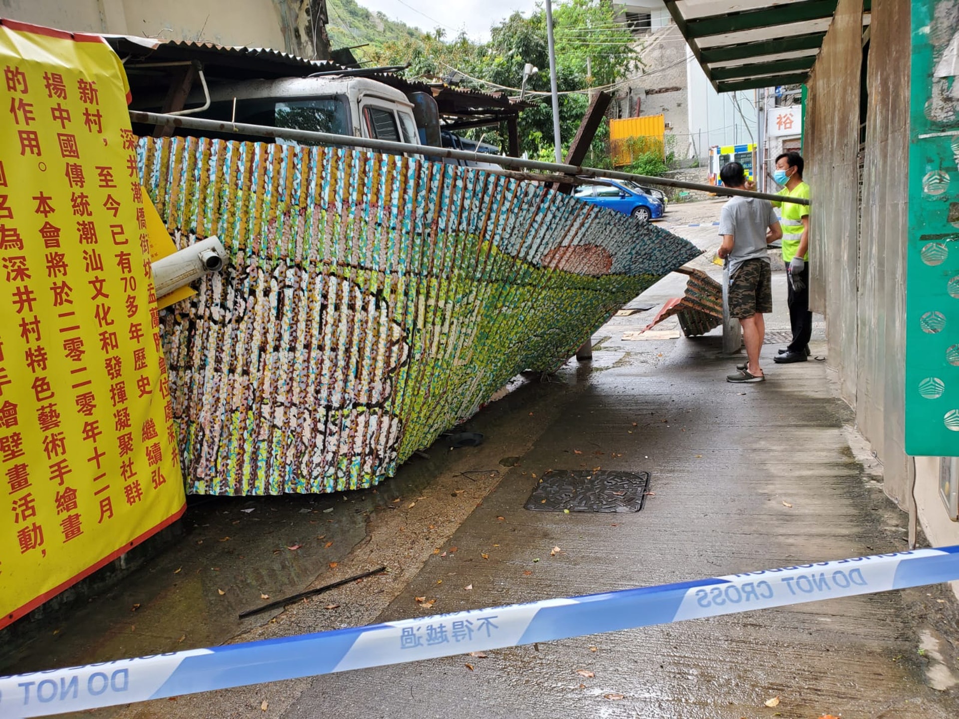 深井運油車失控撞棚架司機一度被困 香港01 突發 深井運油車失控撞棚架司機一度被困 香港01 突發