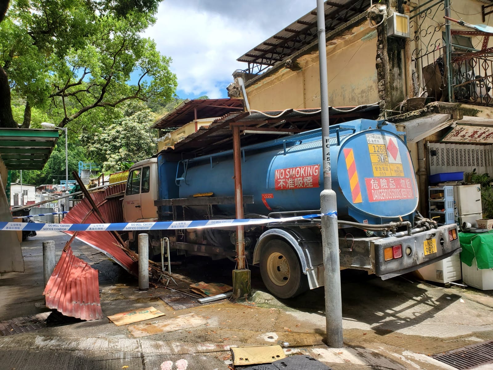 深井運油車失控撞棚架司機一度被困 香港01 突發