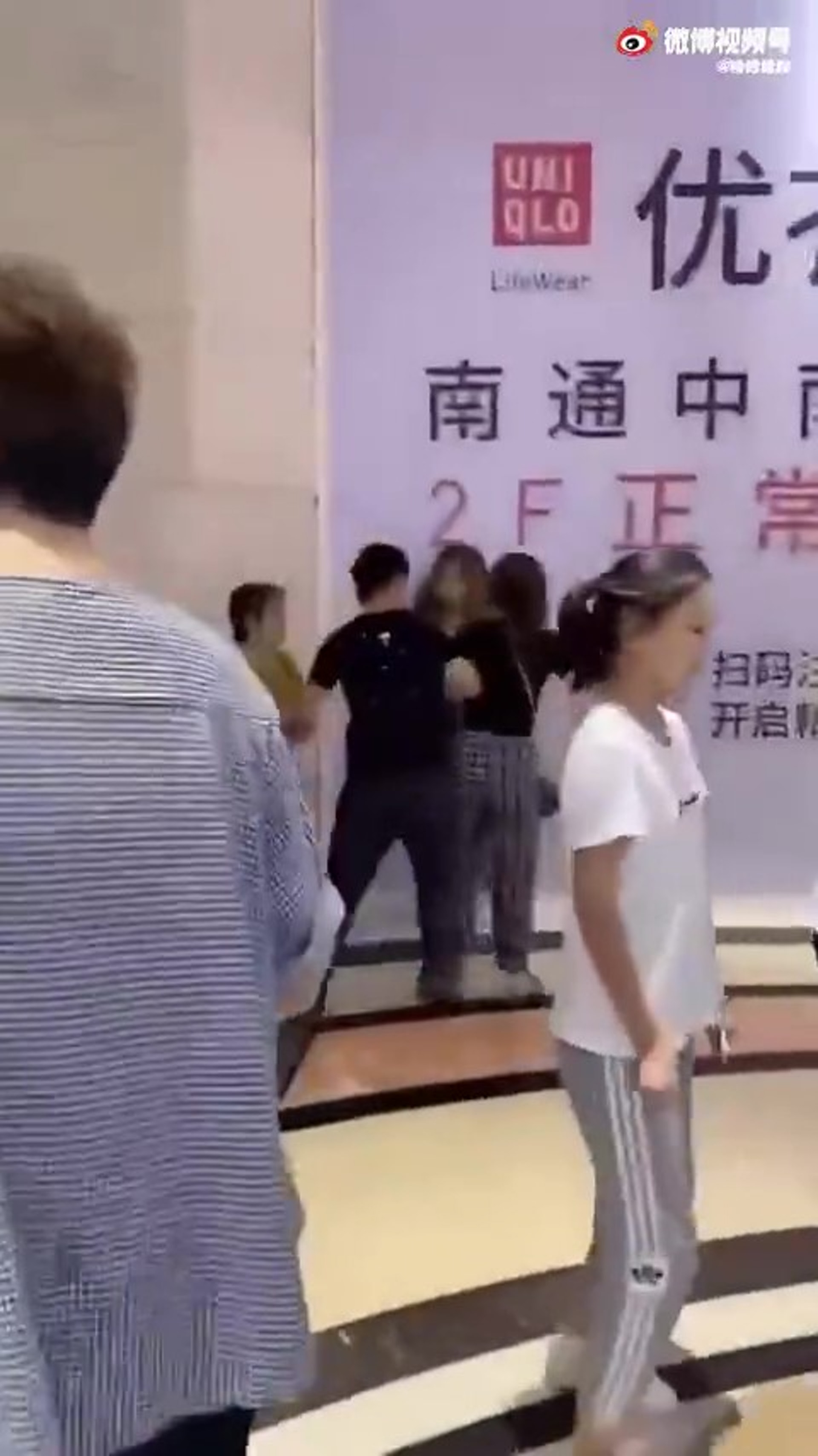 片中男子帶着小三到商場逛街時,偶遇自己的妻子和外母,雙方當場起衝突。(影片截圖) 片中男子帶着小三到商場逛街時,偶遇自己的妻子和外母,雙方當場起衝突。(影片截圖)