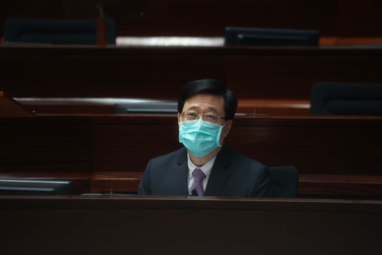 李家超今日(7日)出席立法會大會會議,回應有關委派海外法官的口頭質詢。(鄭子峰攝) 李家超今日(7日)出席立法會大會會議,回應有關委派海外法官的口頭質詢。(鄭子峰攝)
