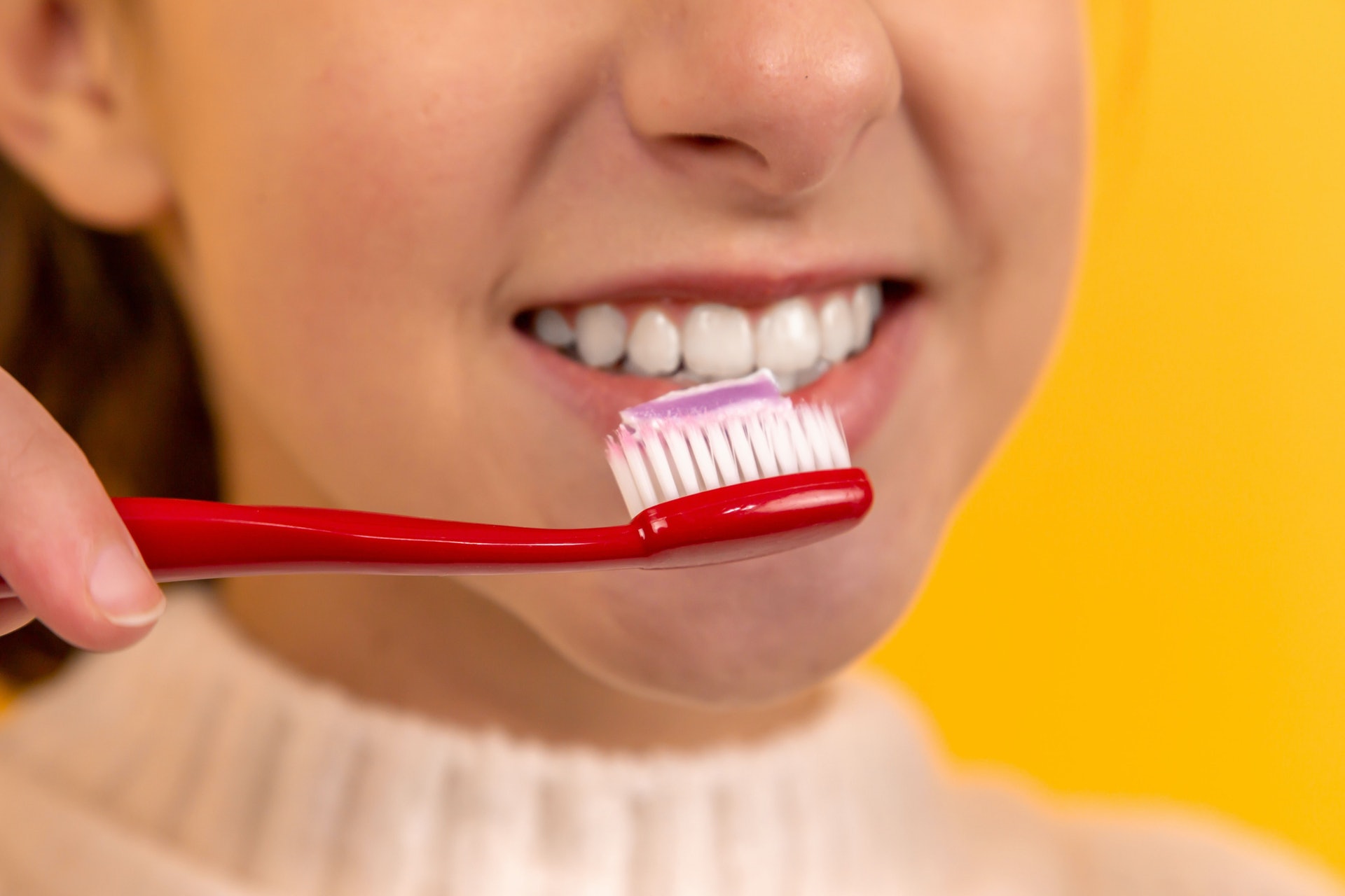 牙刷的刷頭寬度和整支牙刷的長度會大大影響刷牙的成效．（Unsplash@diana_pole）