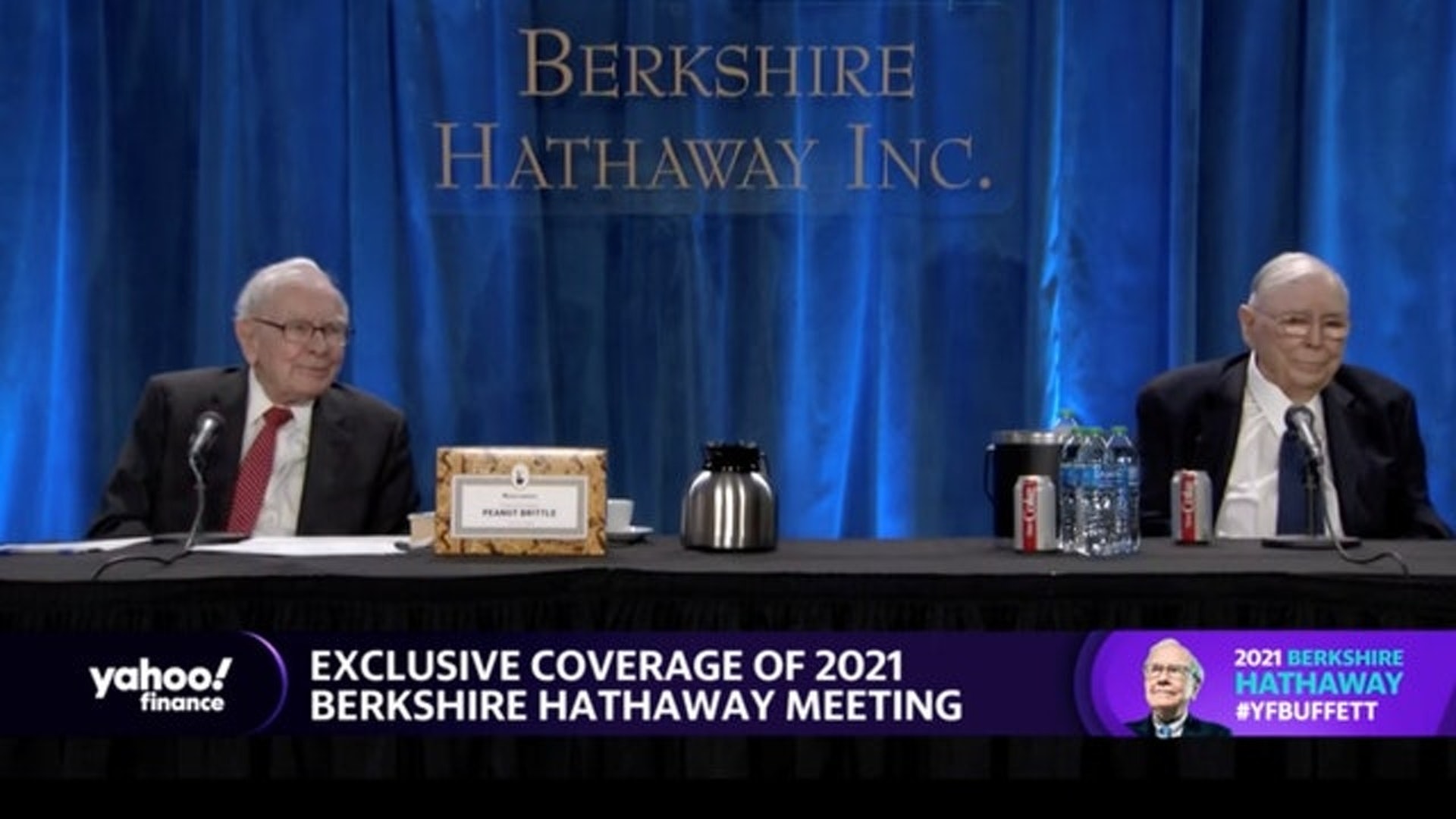 巴郡年度股東大會:圖為2021年5月1日,美國巴郡董事長巴菲特(左)與巴郡副董事長芒格(右)在洛杉磯出席巴郡的年度股東大會。(Reuters) 巴郡年度股東大會:圖為2021年5月1日,美國巴郡董事長巴菲特(左)與巴郡副董事長芒格(右)在洛杉磯出席巴郡的年度股東大會。(Reuters)