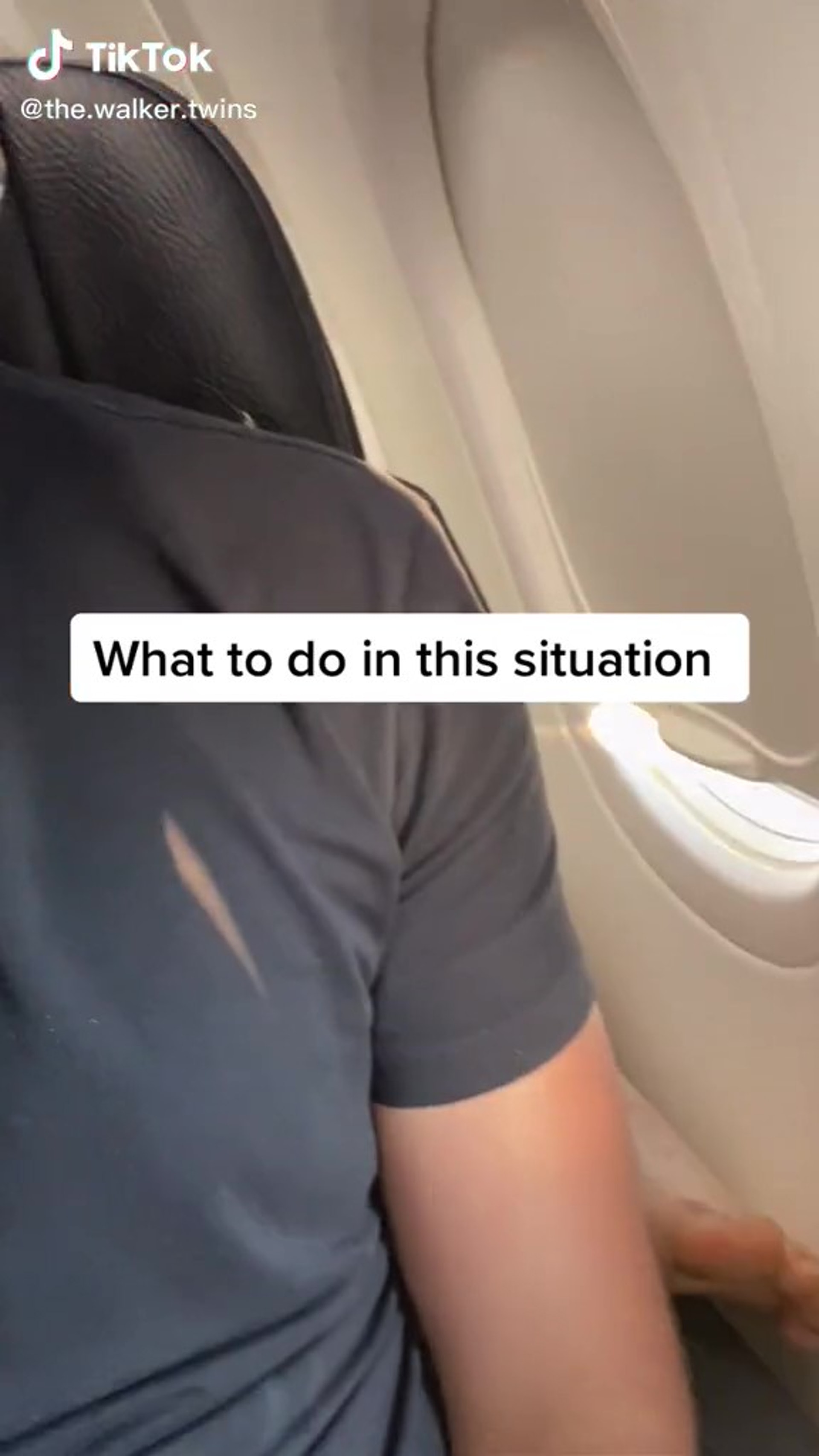 靚仔網紅坐飛機時發現後座乘客把光溜溜的腳板伸至其座位扶手上，令他非常不滿。（tiktok「the.walker.twins」影片截圖）