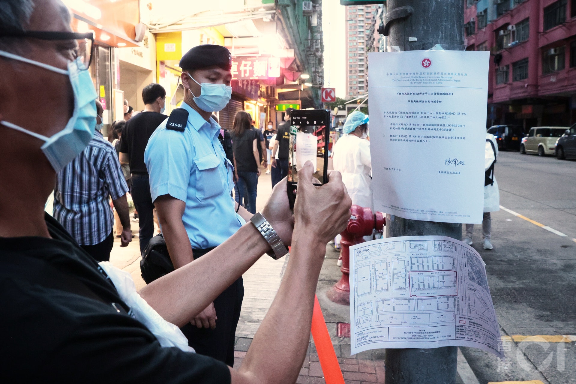 一名移民澳洲的52歲男港人在抵當地後三日(6月29日)確診,並帶Delta變異病毒株,政府7月7日在他在港時居住的大角咀中美樓封區檢測。(李澤彤攝) 一名移民澳洲的52歲男港人在抵當地後三日(6月29日)確診,並帶Delta變異病毒株,政府7月7日在他在港時居住的大角咀中美樓封區檢測。(李澤彤攝)