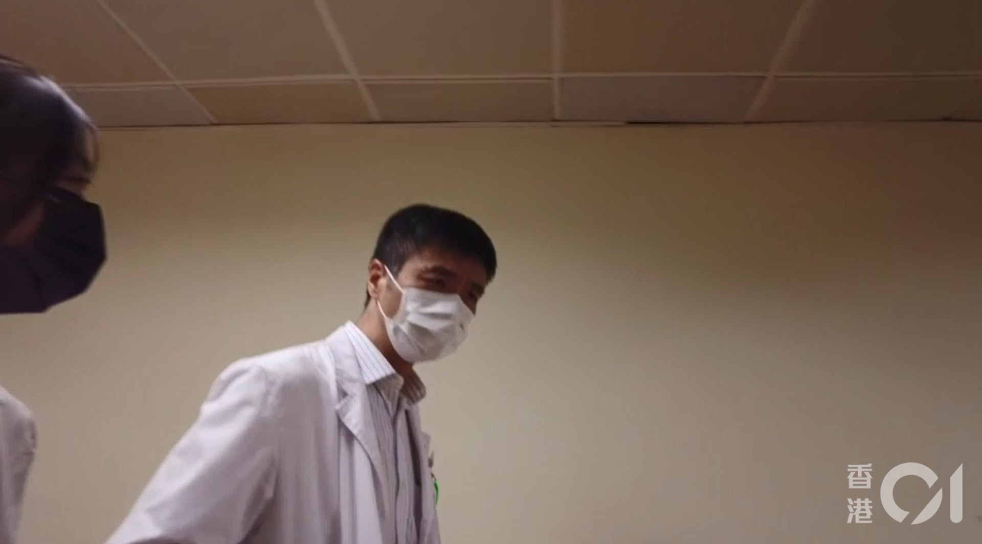 《香港01》獲悉,吳國際6月批准一名正接受首年專科培訓的女醫生,為有腫瘤的病人做高難度的接駁膽管及迴腸手術。(岑卓熹攝) 《香港01》獲悉,吳國際6月批准一名正接受首年專科培訓的女醫生,為有腫瘤的病人做高難度的接駁膽管及迴腸手術。(岑卓熹攝)