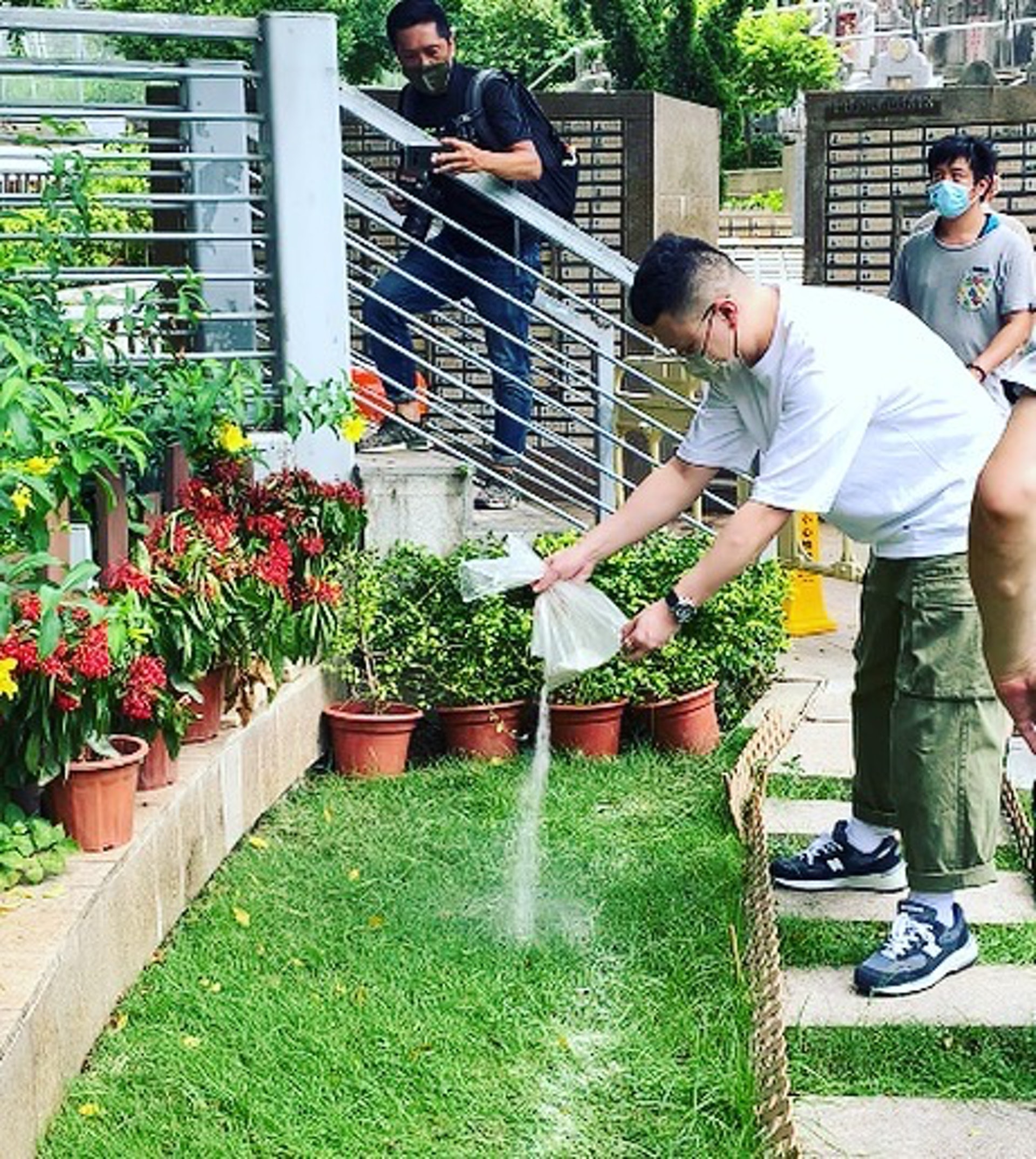 兒子榮璋將棠哥骨灰撒在紀念花園。(IG@octopus_skywalker) 兒子榮璋將棠哥骨灰撒在紀念花園。(IG@octopus_skywalker)