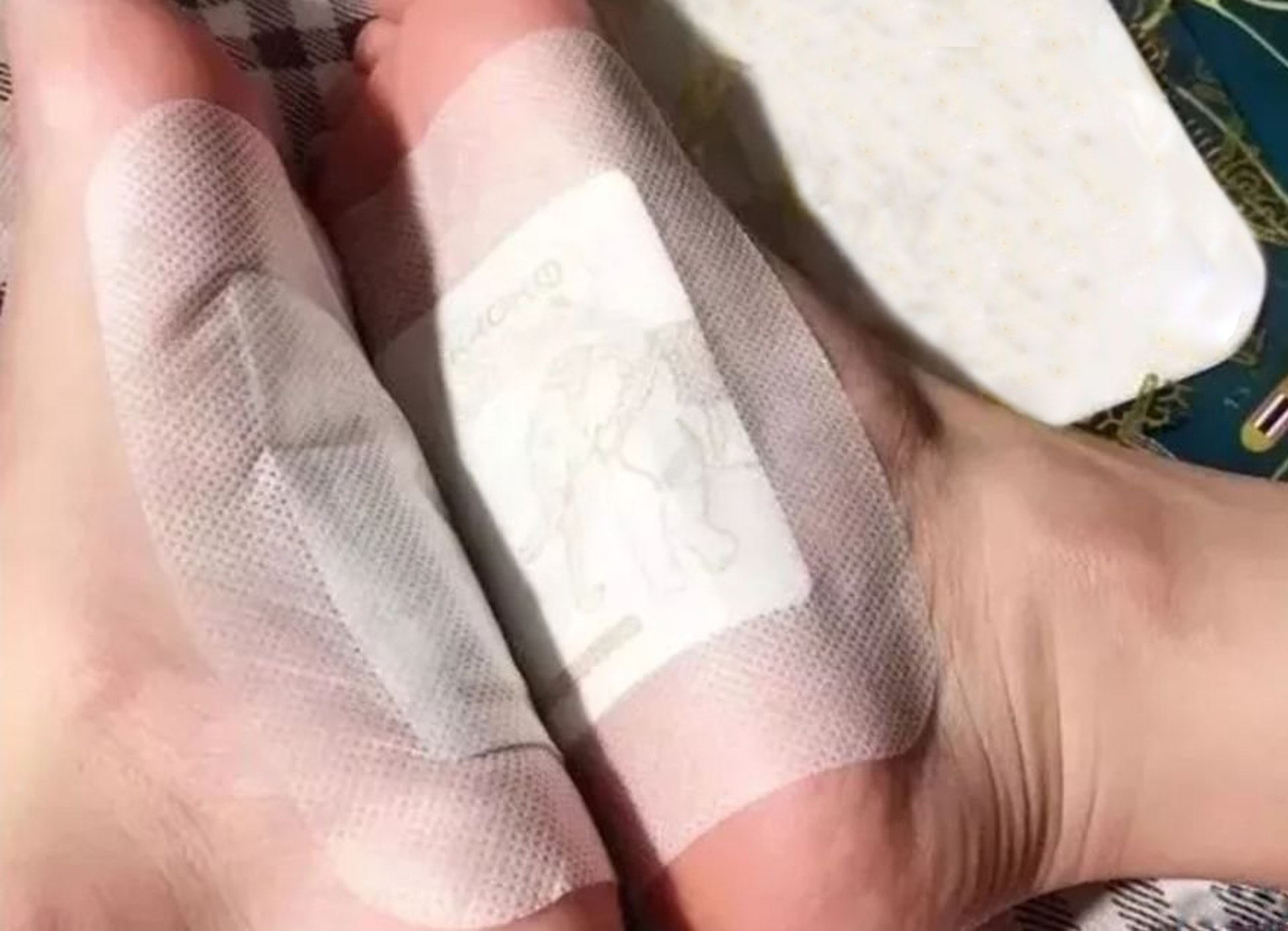 市面有售的「祛濕足貼」聲稱有排濕功能,但這種看似方便的足貼是否有實際袪濕功效?(圖片:read01) 市面有售的「祛濕足貼」聲稱有排濕功能,但這種看似方便的足貼是否有實際袪濕功效?(圖片:read01)