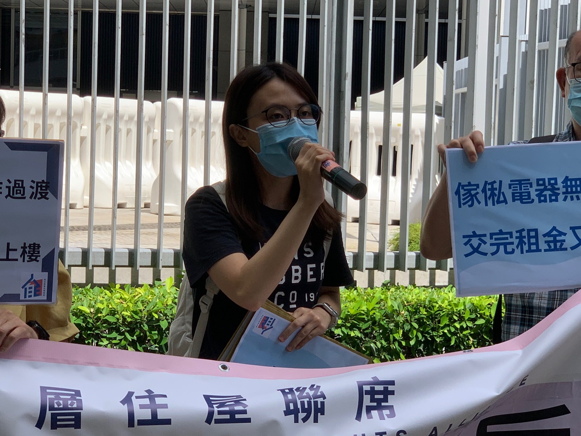 關注基層住屋聯席與居民代表遞交意見書。(蕭曉慈攝) 關注基層住屋聯席與居民代表遞交意見書。(蕭曉慈攝)