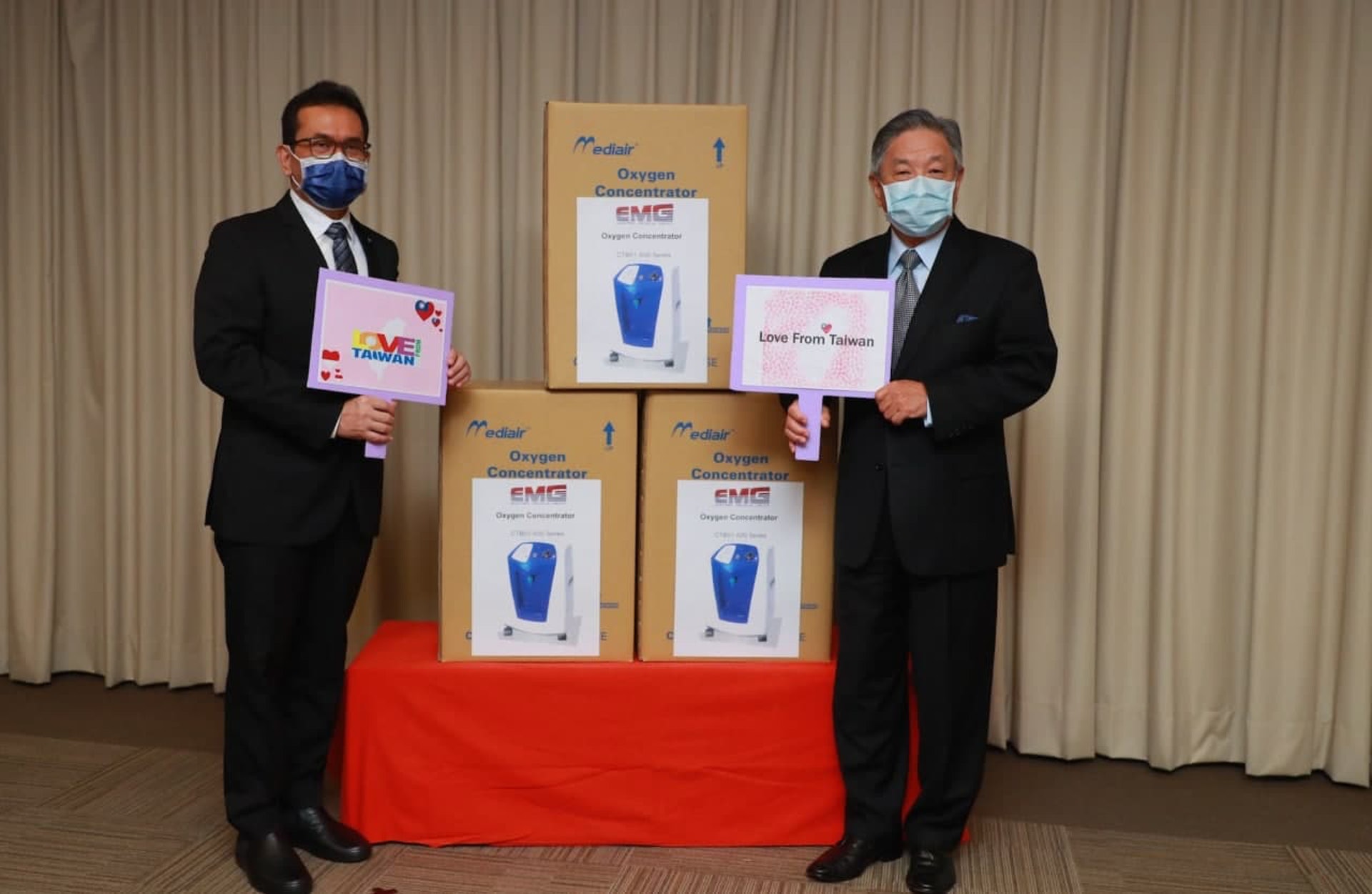 台灣外交部政務次長田中光與駐台北印尼經濟貿易代表處代表章溥帝(Budi Santoso)於援贈儀式中合影。 (台灣外交部提供) 台灣外交部政務次長田中光與駐台北印尼經濟貿易代表處代表章溥帝(Budi Santoso)於援贈儀式中合影。 (台灣外交部提供)