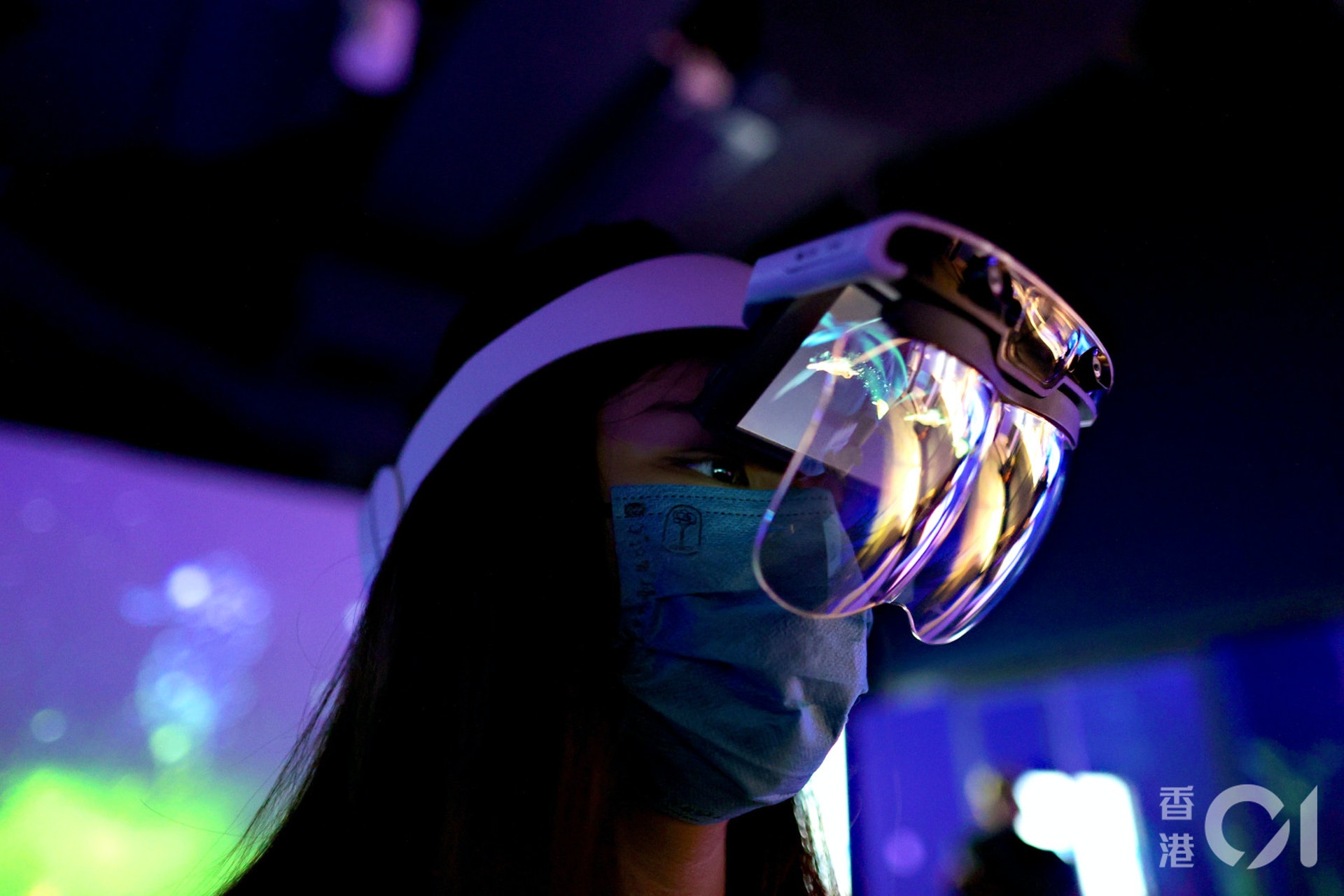 只要戴上VR眼鏡可以見到海洋生物在身邊游過。(歐嘉樂攝) 只要戴上VR眼鏡可以見到海洋生物在身邊游過。(歐嘉樂攝)