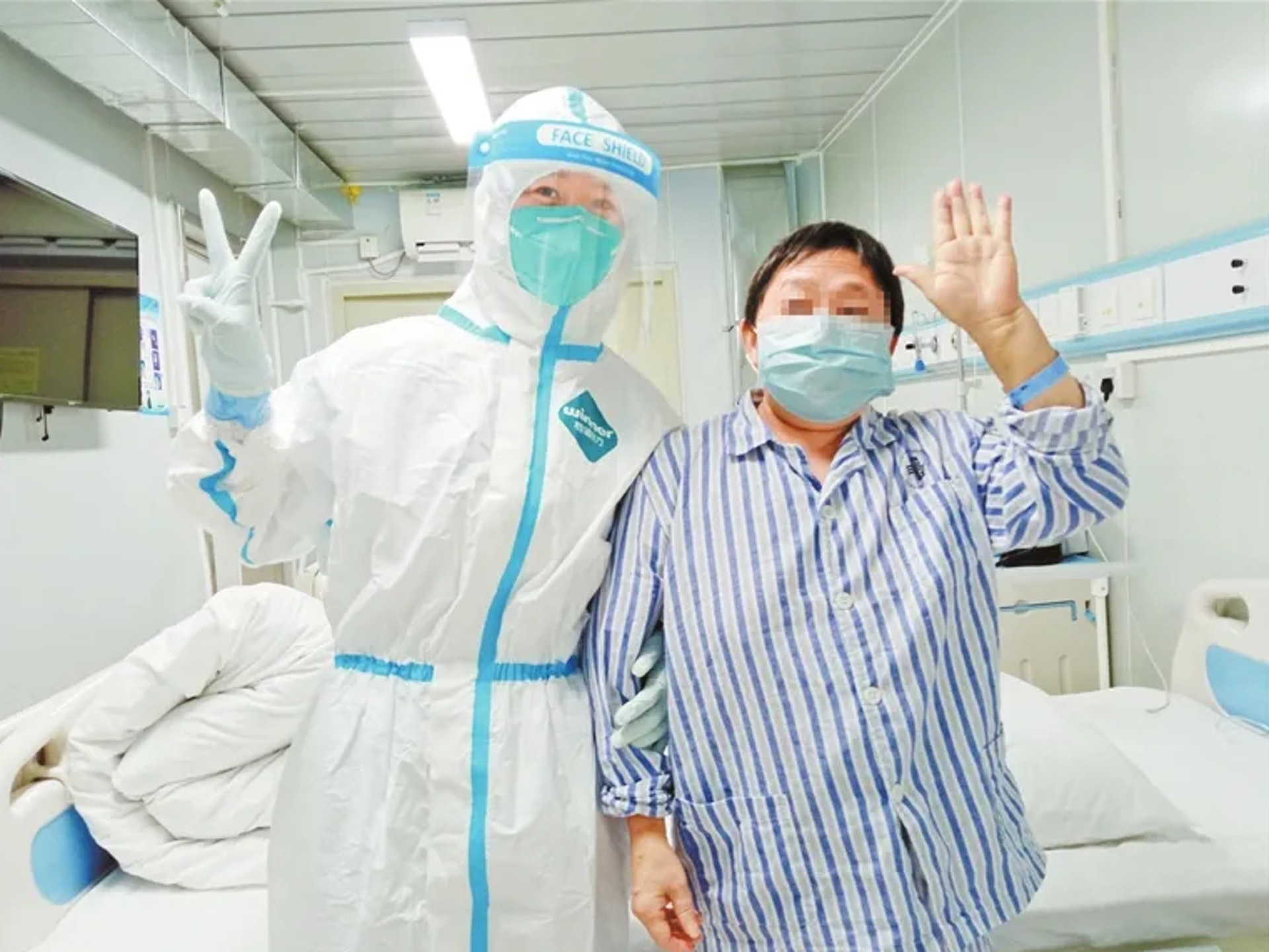 「深圳奶奶」劉老太與醫護人員的合影。(深圳新聞網) 「深圳奶奶」劉老太與醫護人員的合影。(深圳新聞網)