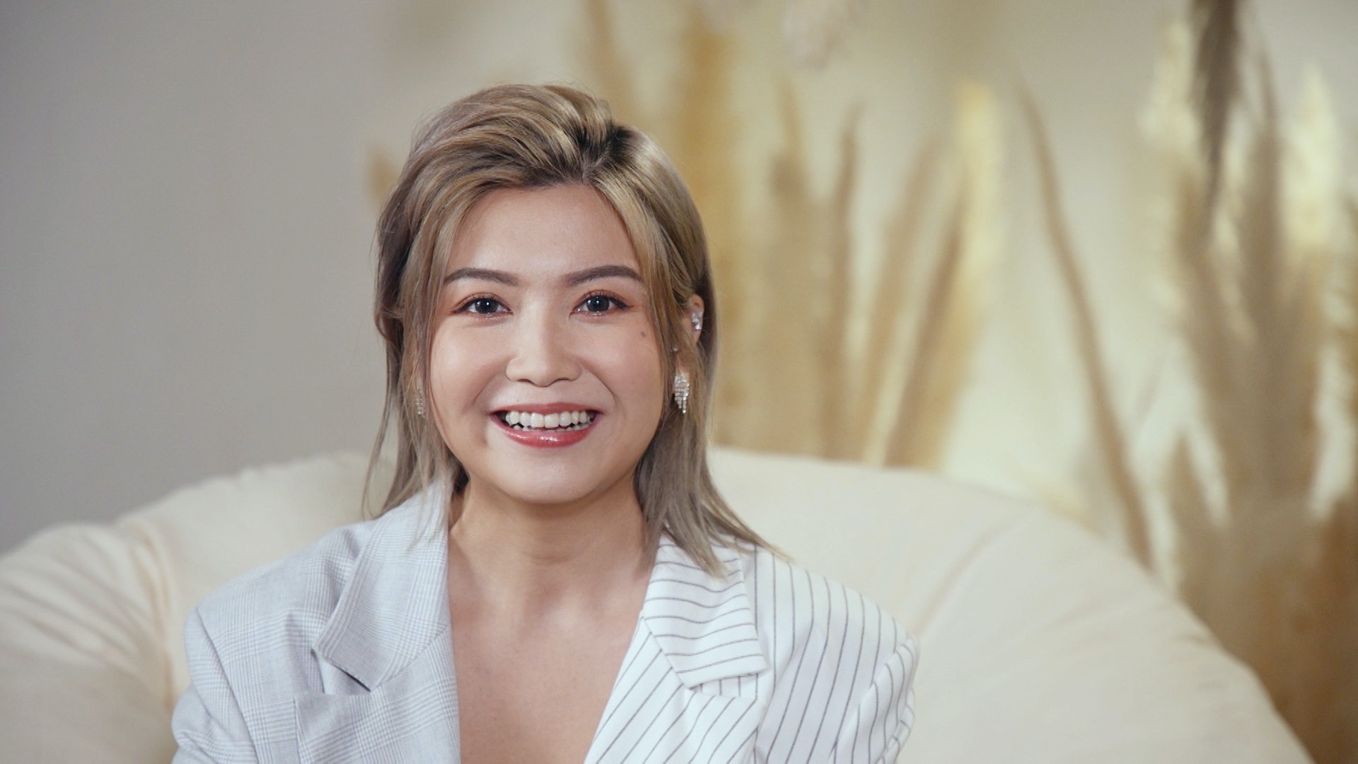 《阿女又戀嚟》將於下周一(19日)晚上10時30分首播,並由練美娟(娟姐)擔任主持。 《阿女又戀嚟》將於下周一(19日)晚上10時30分首播,並由練美娟(娟姐)擔任主持。