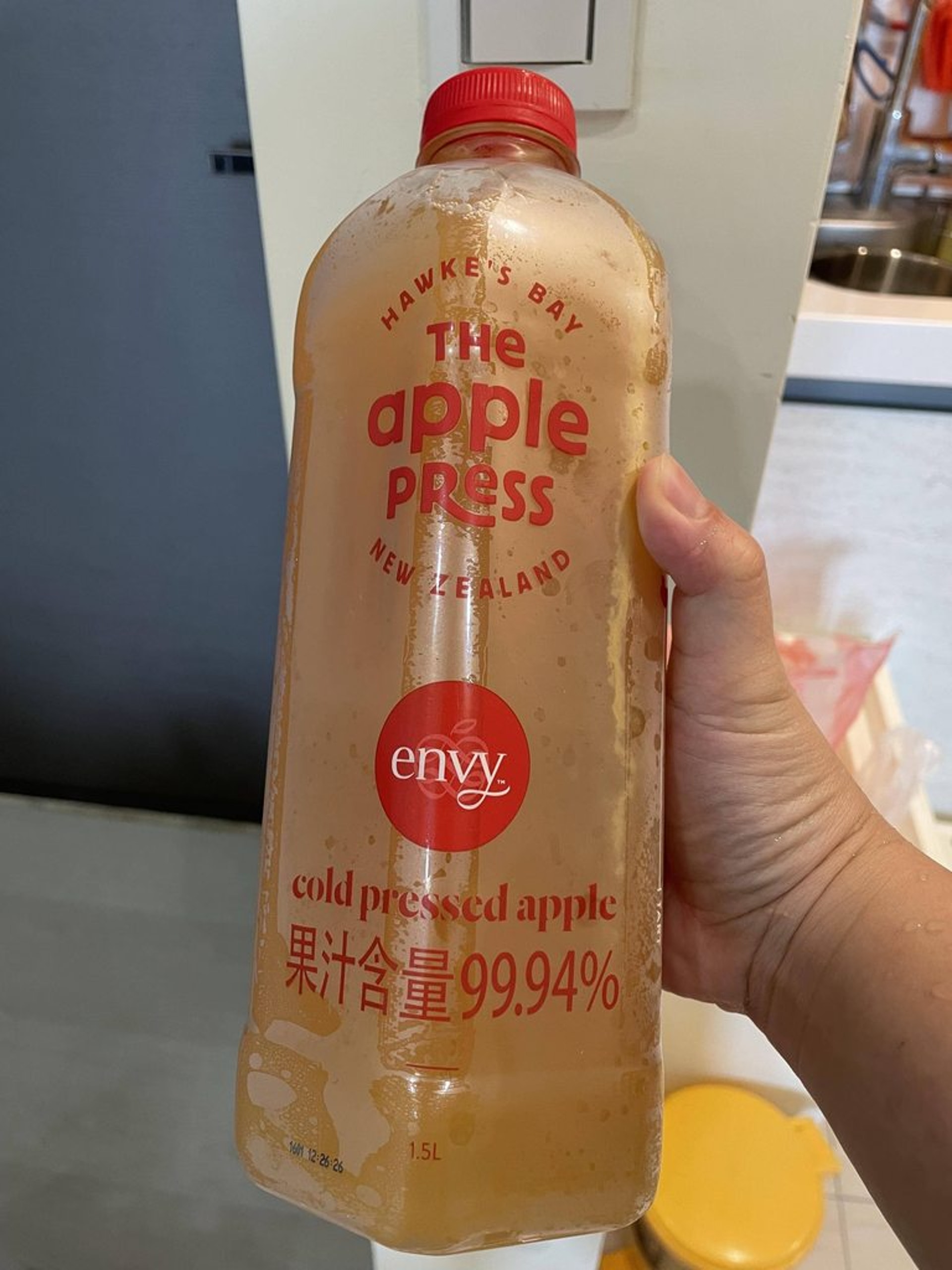 家人最終取得弟弟要求的蘋果汁。(PTT/記者姜庚宇翻攝) 家人最終取得弟弟要求的蘋果汁。(PTT/記者姜庚宇翻攝)