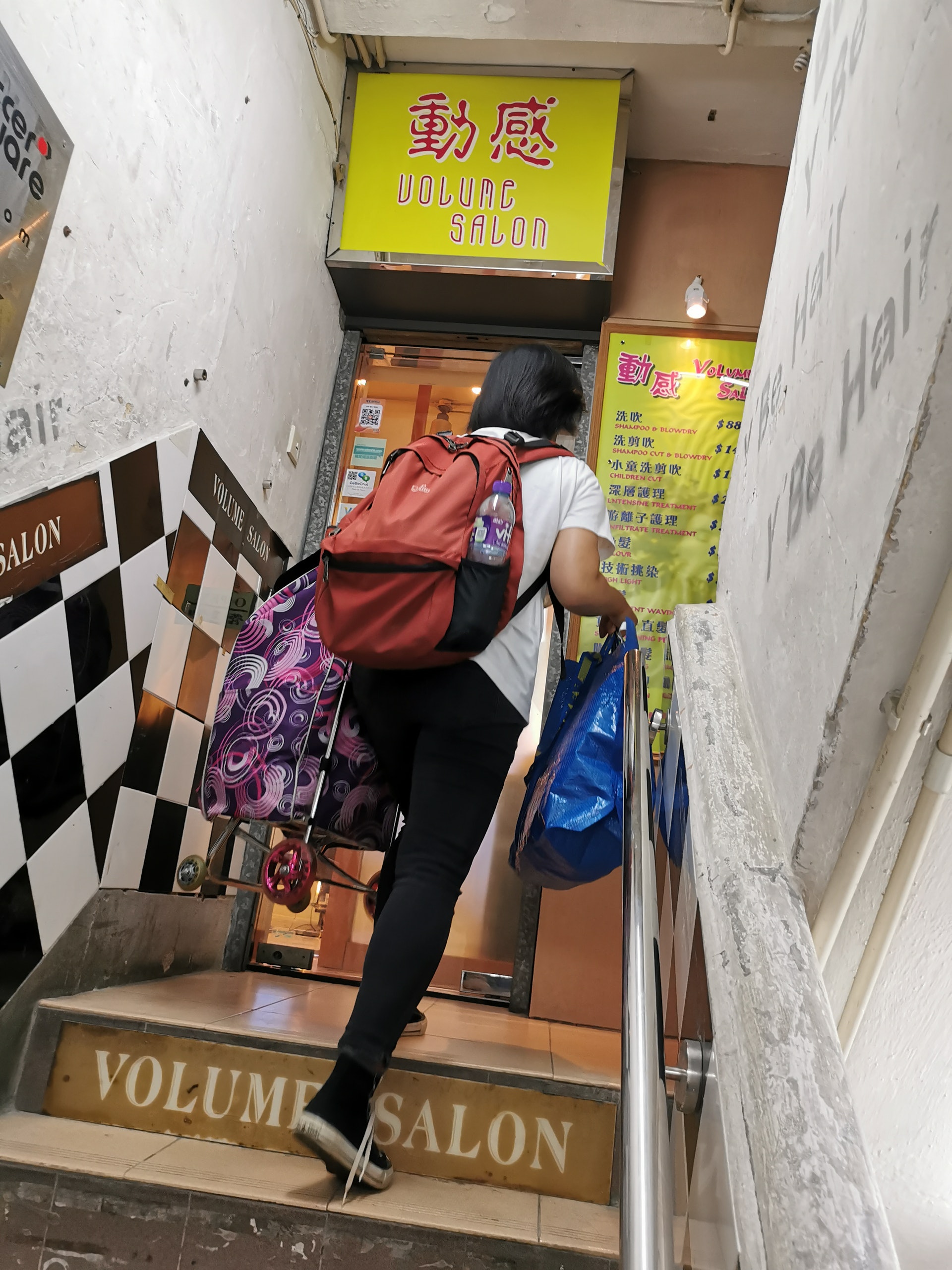 阿珊每隔數周將不同本地農場旳新鮮農產品,運至網媒言志區位於旺角的唐四樓辦公室開檔擺賣,供予巿區顧客。(莫家文攝) 阿珊每隔數周將不同本地農場旳新鮮農產品,運至網媒言志區位於旺角的唐四樓辦公室開檔擺賣,供予巿區顧客。(莫家文攝)