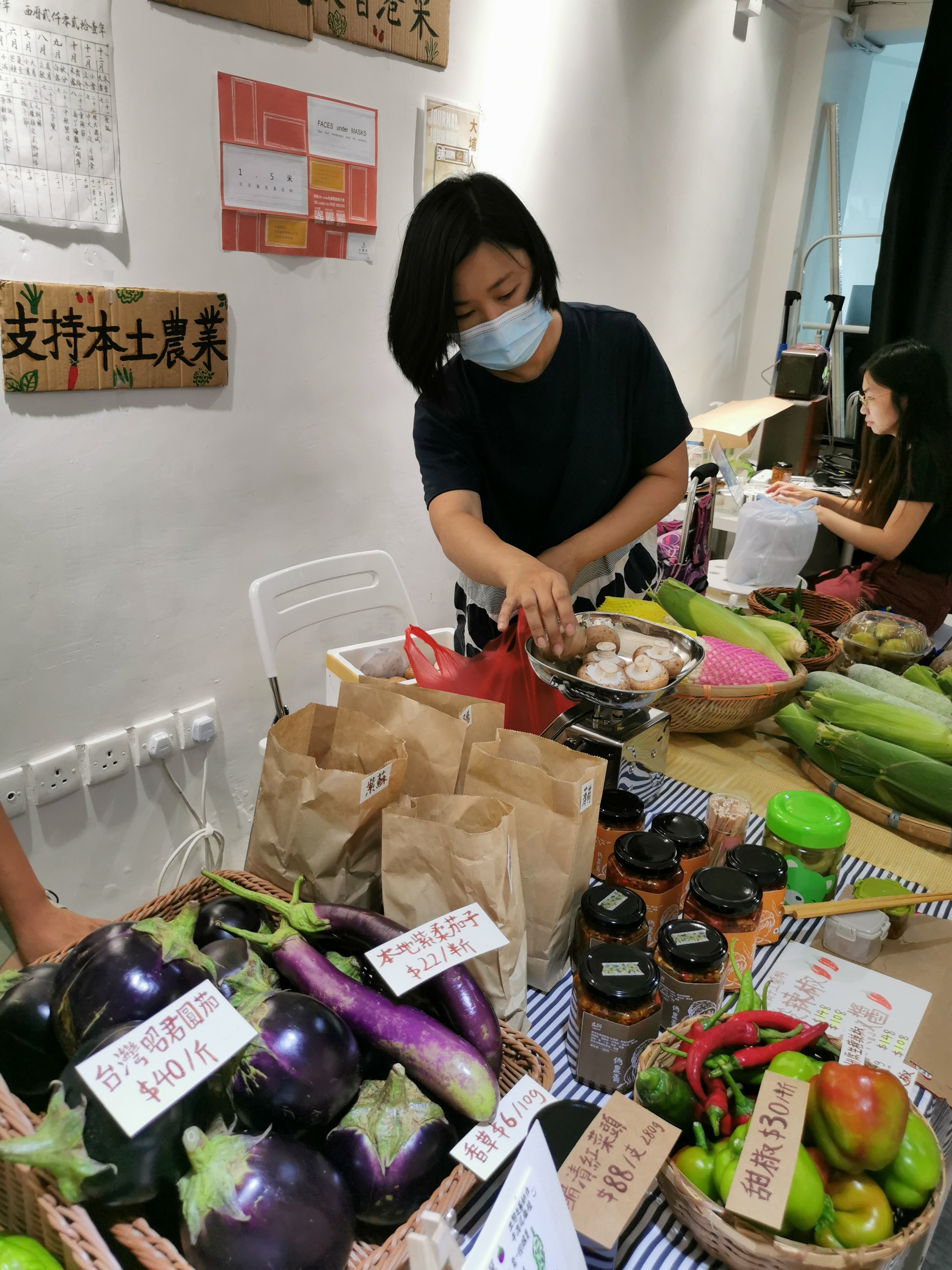 阿珊每隔數周將不同本地農場旳新鮮農產品,運至網媒言志區位於旺角的唐四樓辦公室開檔擺賣,供予巿區顧客。(莫家文攝) 阿珊每隔數周將不同本地農場旳新鮮農產品,運至網媒言志區位於旺角的唐四樓辦公室開檔擺賣,供予巿區顧客。(莫家文攝)