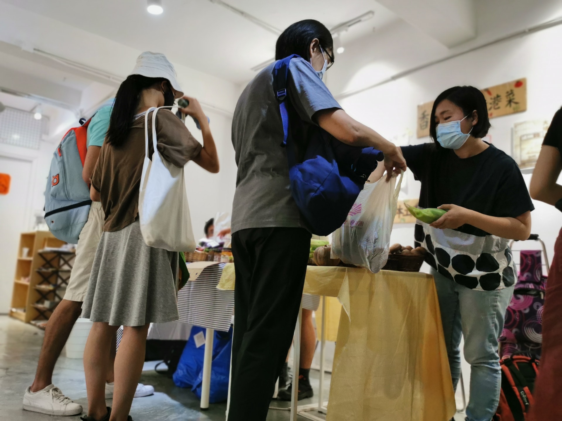 阿珊每隔數周將不同本地農場旳新鮮農產品,運至網媒言志區位於旺角的唐四樓辦公室開檔擺賣,供予巿區顧客。(莫家文攝) 阿珊每隔數周將不同本地農場旳新鮮農產品,運至網媒言志區位於旺角的唐四樓辦公室開檔擺賣,供予巿區顧客。(莫家文攝)