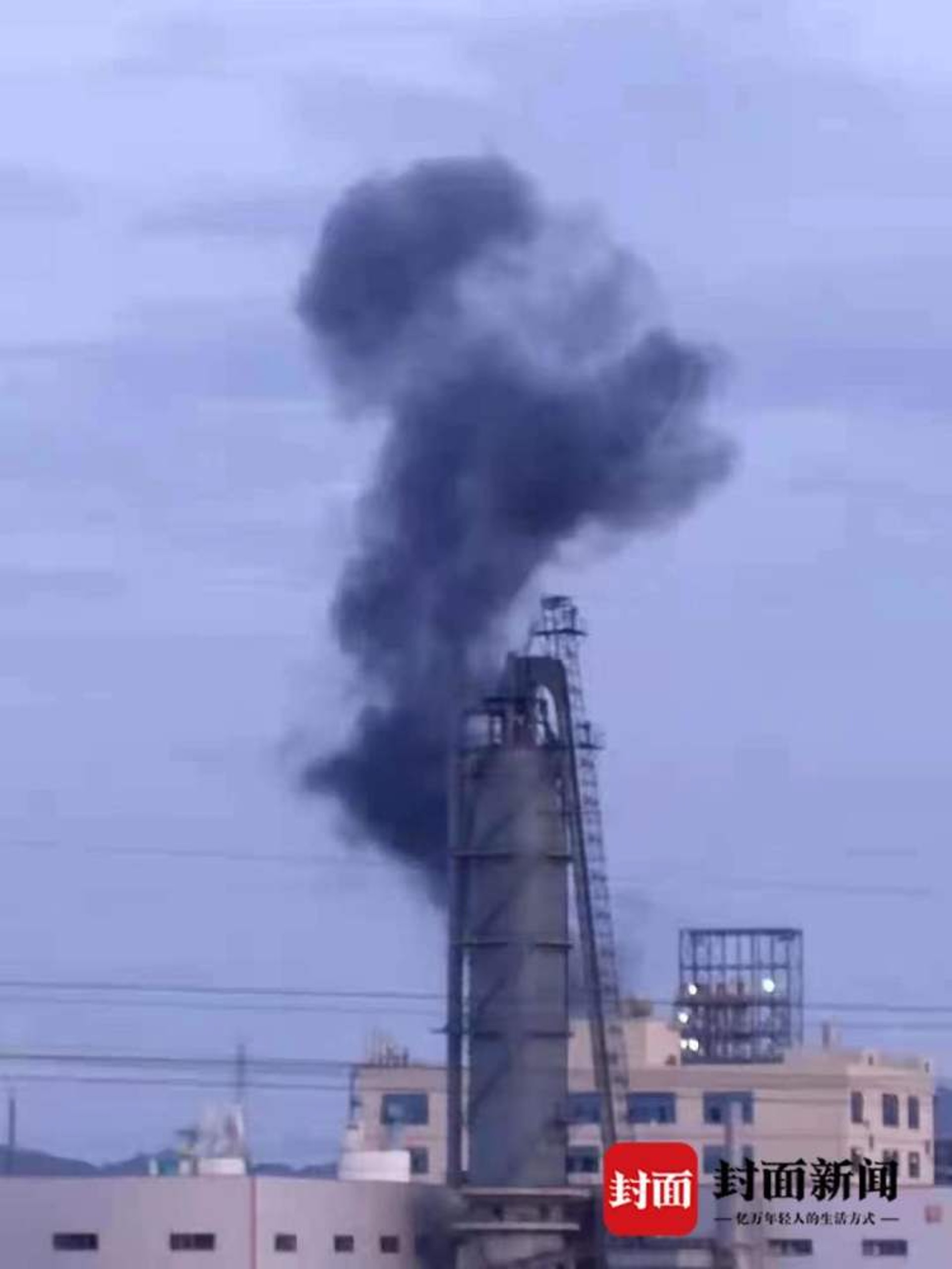 7月16日前後,九二工業基地內曾發生爆炸,有化工設施冒出黑煙。(封面新聞) 7月16日前後,九二工業基地內曾發生爆炸,有化工設施冒出黑煙。(封面新聞)