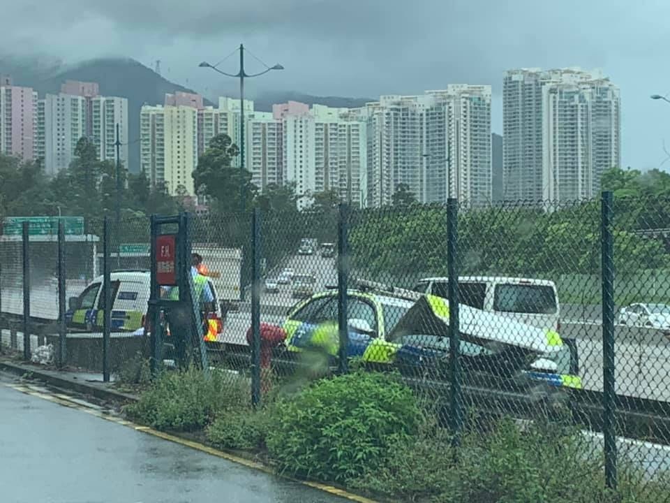北大嶼山公路警車疑失控自炒一警員腳部受傷 香港01 突發