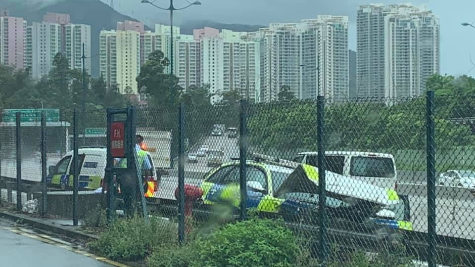 北大嶼山公路警車疑失控自炒一警員腳部受傷 香港01 突發 北大嶼山公路警車疑失控自炒一警員腳部受傷 香港01 突發