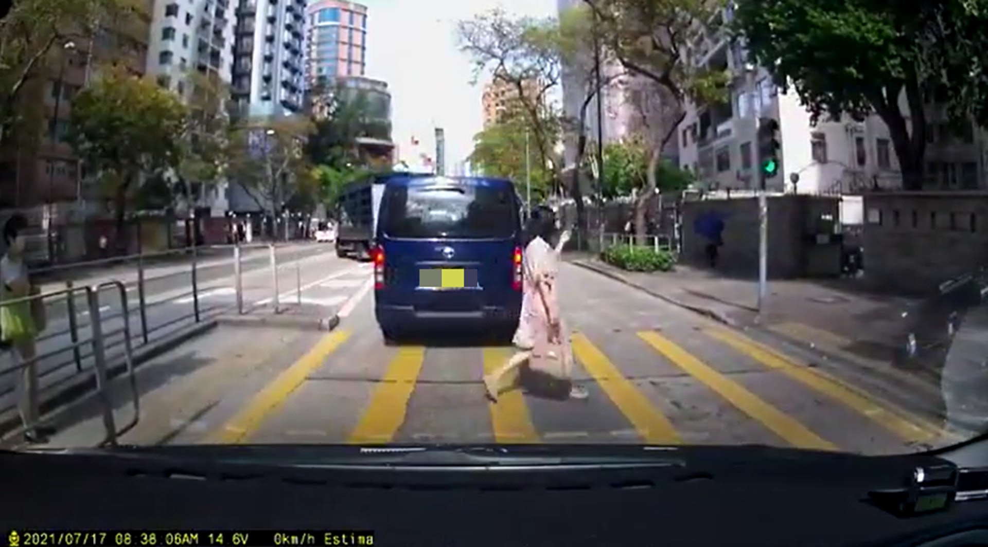 太子道西近加多利大廈對開一安全島上,有一名女子過馬路疑衝紅燈。(網上片段) 太子道西近加多利大廈對開一安全島上,有一名女子過馬路疑衝紅燈。(網上片段)
