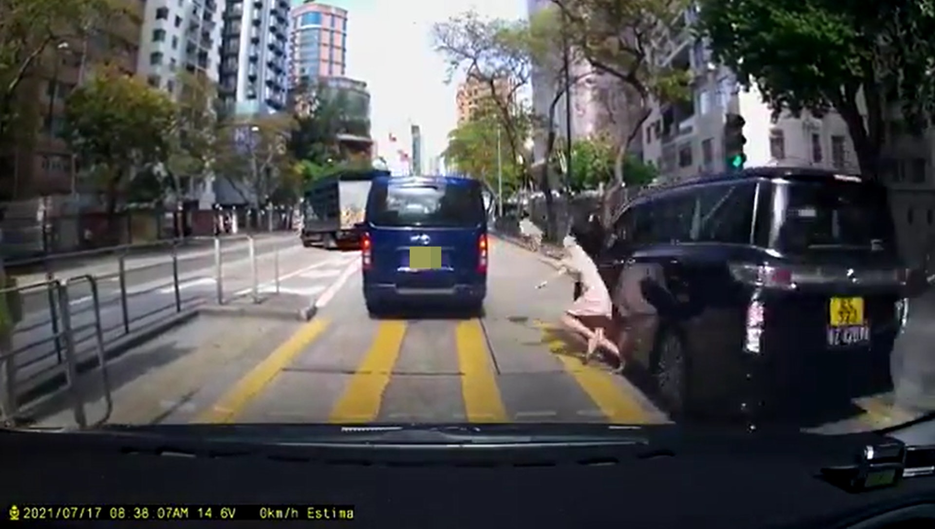 女子被一輛黑色中港牌七人車駛撞倒。(網上片段) 女子被一輛黑色中港牌七人車駛撞倒。(網上片段)