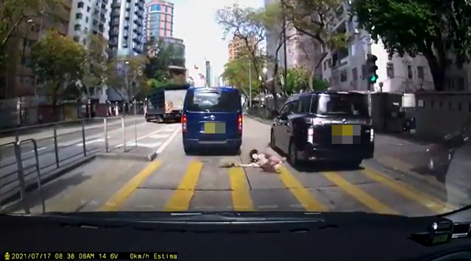 女子被一輛黑色中港牌七人車駛撞倒。(網上片段) 女子被一輛黑色中港牌七人車駛撞倒。(網上片段)