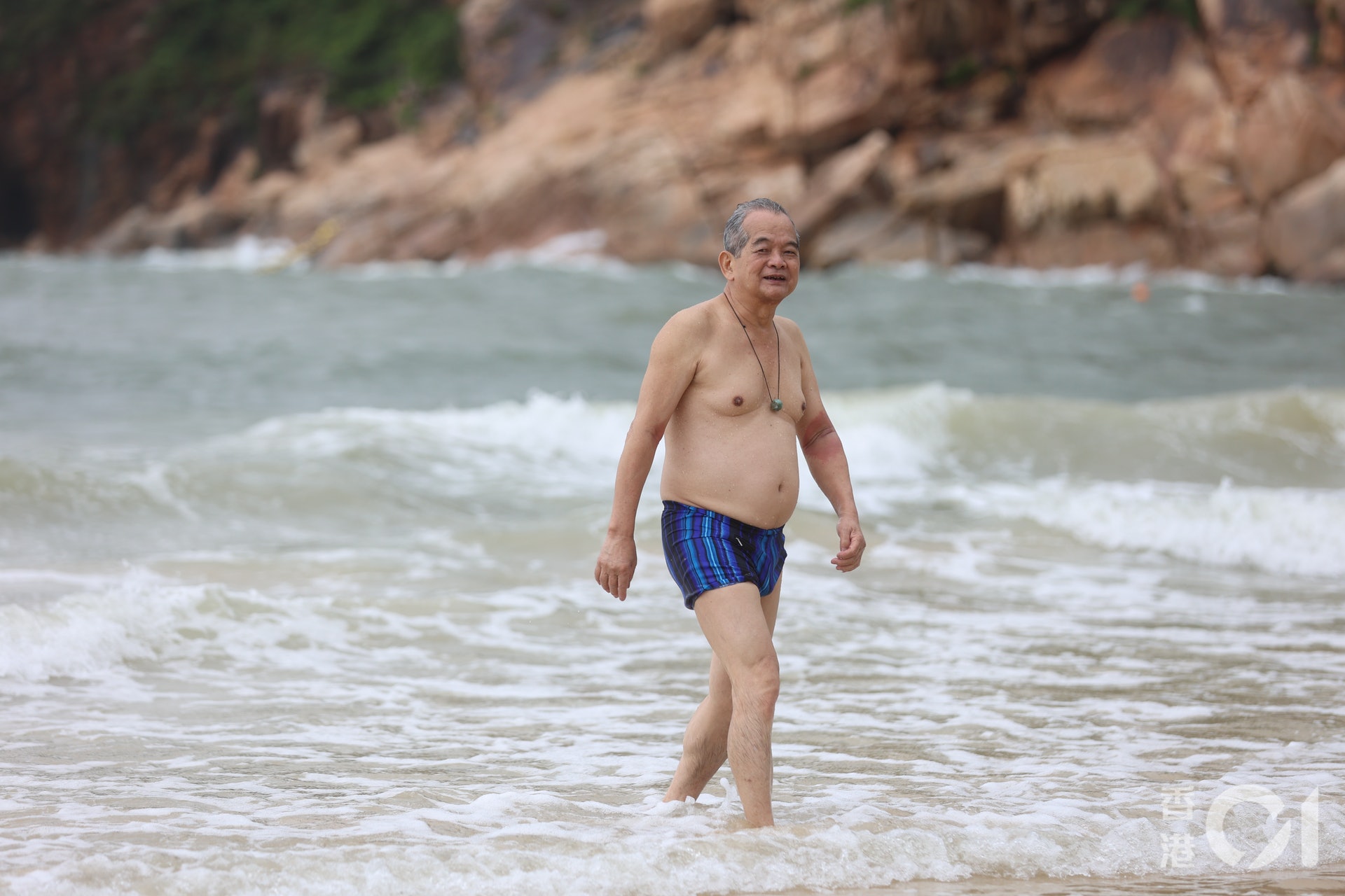 羅先生對大浪感到興奮,大呼「正呀正呀」。 (鄭子峰攝) 羅先生對大浪感到興奮,大呼「正呀正呀」。 (鄭子峰攝)