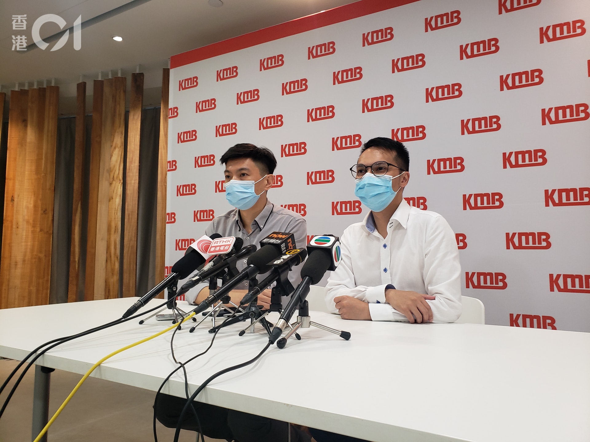 九巴車務策劃部主管梁領彥(右)說,正研究為豪華巴士加設預約系統。(黃偉倫攝) 九巴車務策劃部主管梁領彥(右)說,正研究為豪華巴士加設預約系統。(黃偉倫攝)