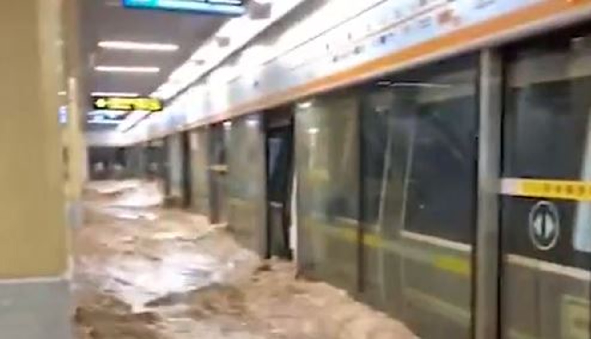 鄭州暴雨導致多個地鐵站積水倒灌，車站為此要臨時關閉。（影片截圖）
