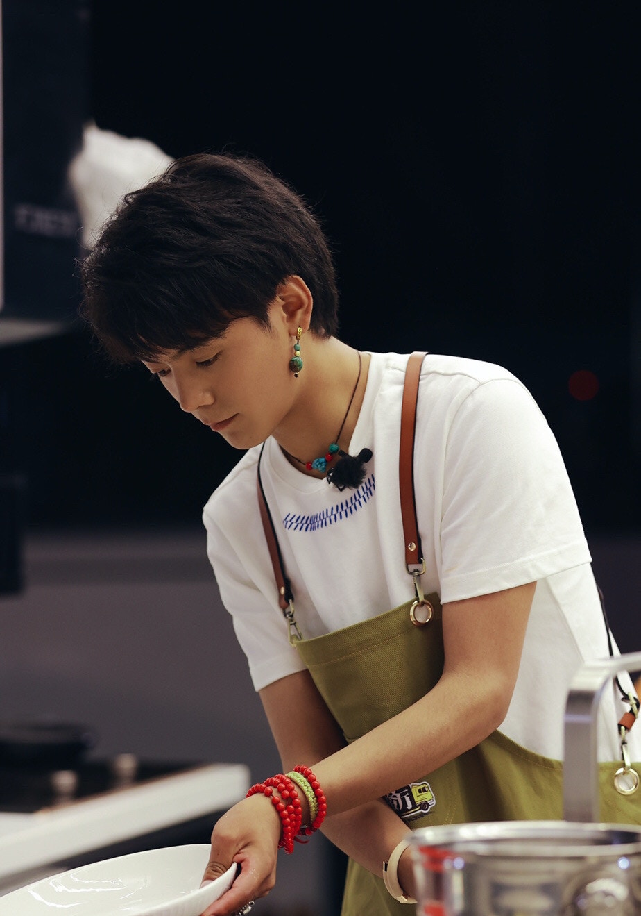 藏美男丁真帶靚仔細佬上《中餐廳5》 家族基因強大姐姐都要集郵