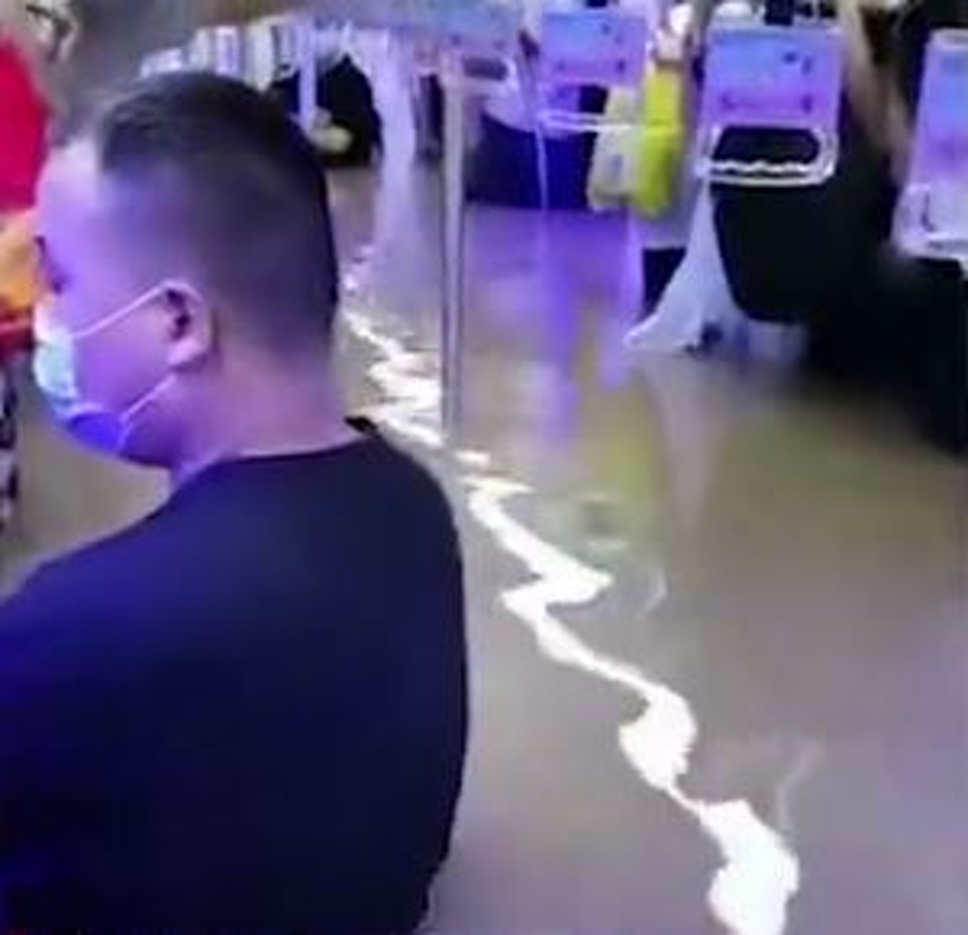 鄭州暴雨導致多個地鐵站積水倒灌,水淹至地鐵車廂內令乘客狼狽不堪。(影片截圖) 鄭州暴雨導致多個地鐵站積水倒灌,水淹至地鐵車廂內令乘客狼狽不堪。(影片截圖)