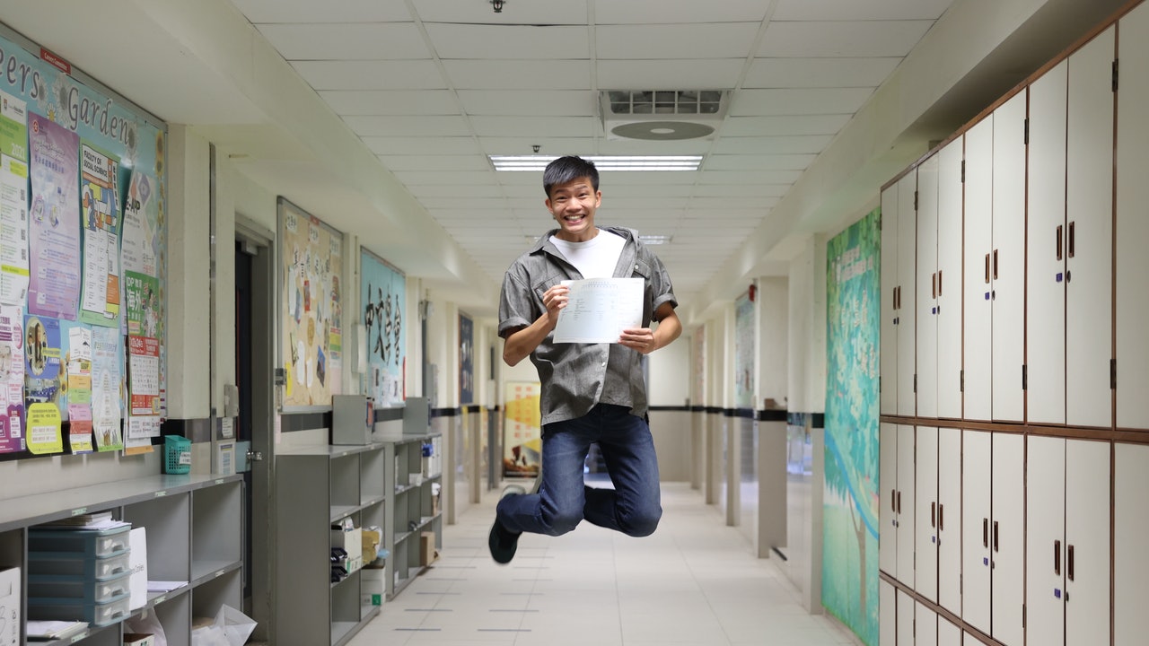 DSE放榜|屯門保良局董玉娣中學「超級狀元」趙爾納擅跳舞辯論|香港01|社會新聞