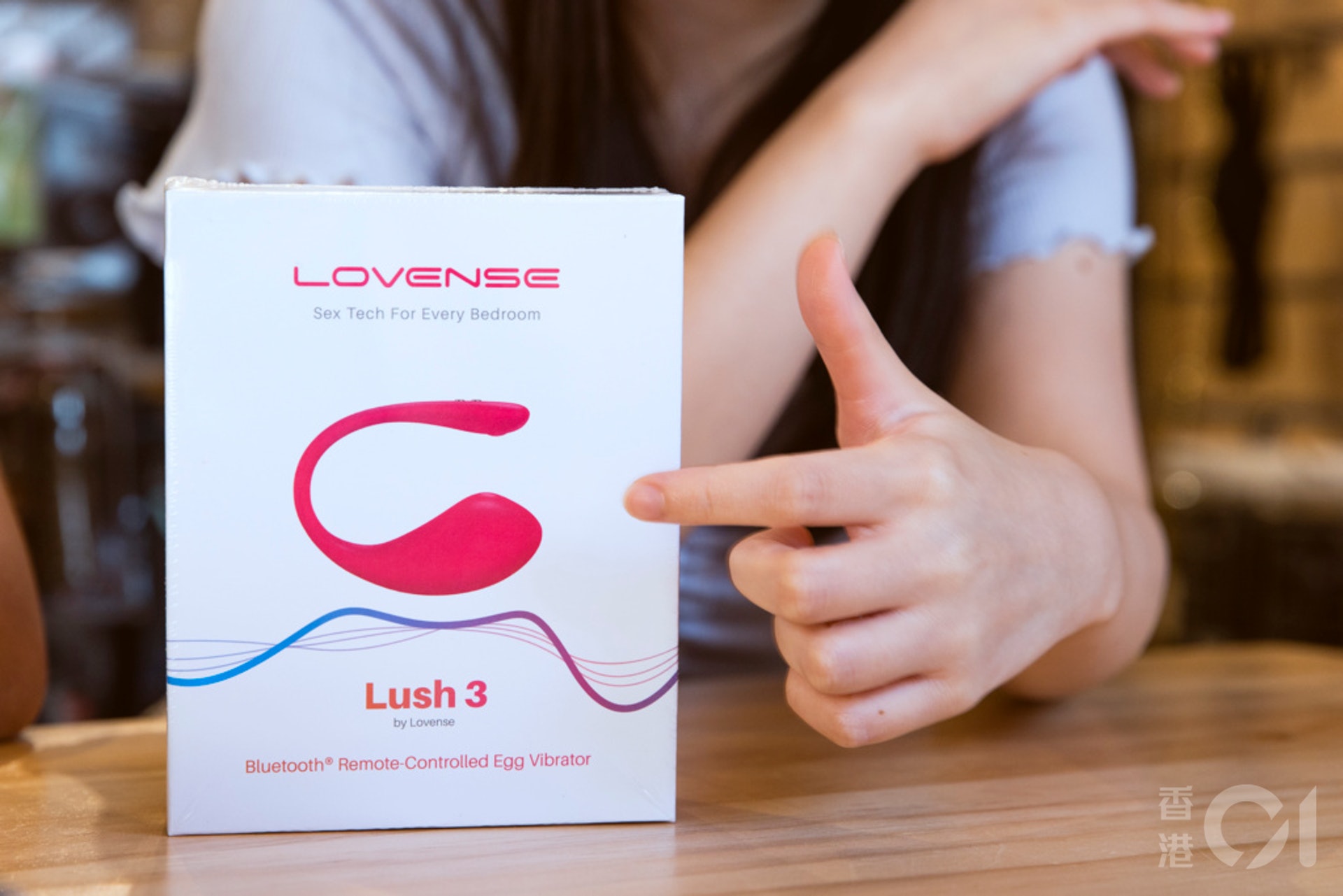 品牌Lovense出品的Lush一向是性玩具界的人氣產品，Ana坦言這是她用過感覺最正的震動器，與一旦震蛋有別的是Lush帶弧度，可以集中刺激G點。尾部收窄設計，讓女性放進陰道也不會覺得不適。（黃寶瑩攝）