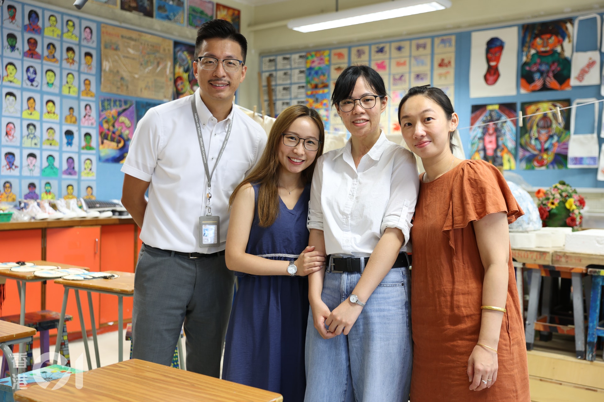 左起為佛教沈香林紀念中學校長呂恒森、中文科老師李嘉希、 學生陳佩妍及班主任伍靜儀。(鄭子峰攝) 左起為佛教沈香林紀念中學校長呂恒森、中文科老師李嘉希、 學生陳佩妍及班主任伍靜儀。(鄭子峰攝)