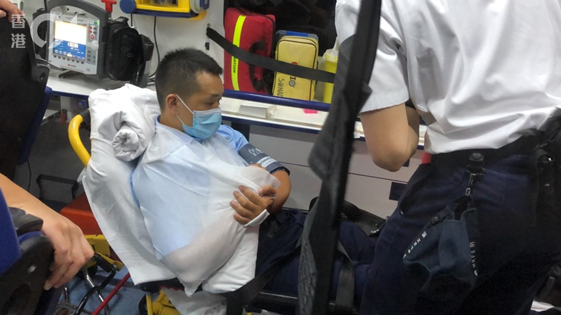 其中一名警員手受傷。(張家豪攝) 其中一名警員手受傷。(張家豪攝)