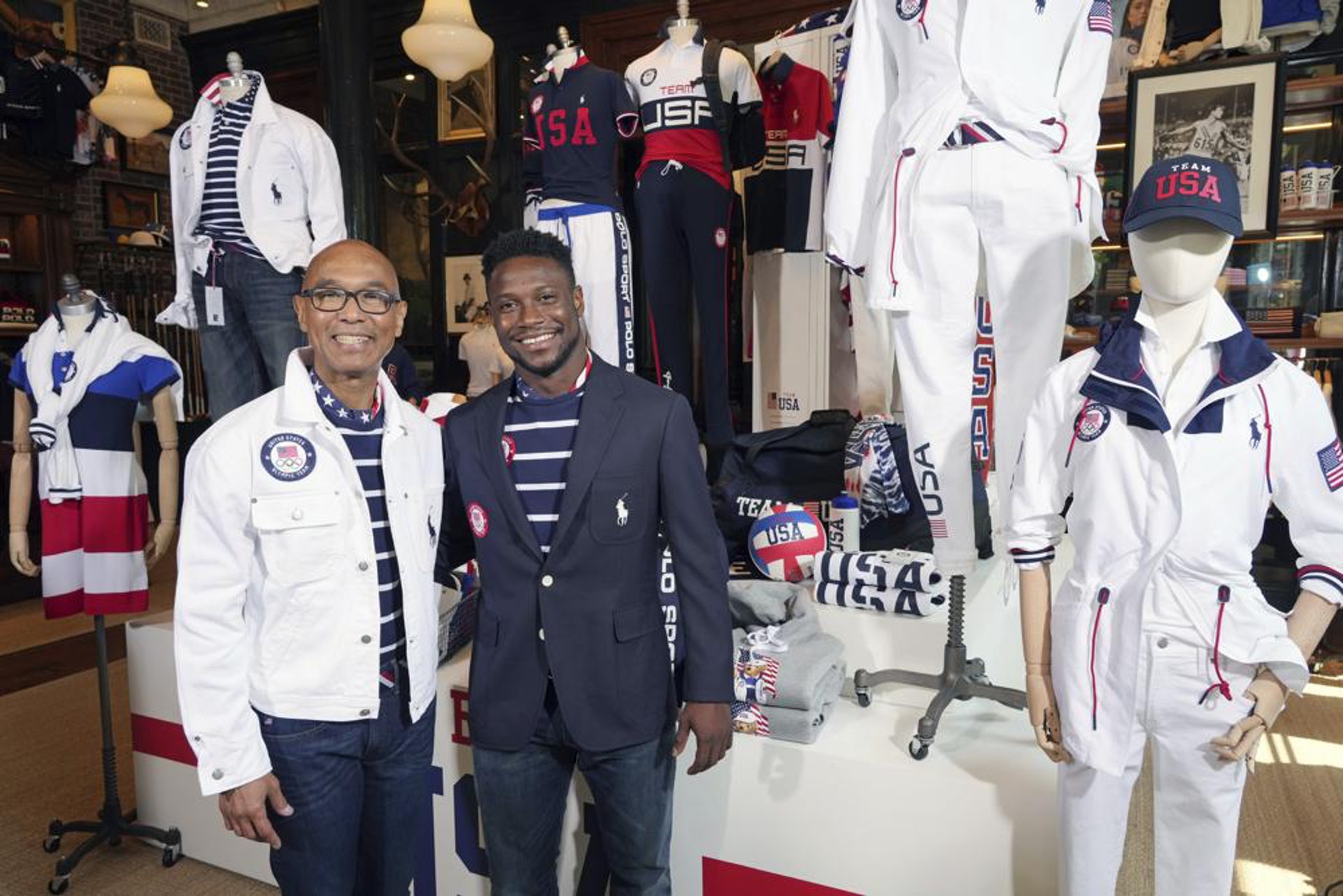 在紐約的拉夫勞倫(Ralph Lauren)商店,劍擊奧運獎牌獲得者威斯布魯克( Peter Westbrook,左)為美國隊東京奧運會開幕禮制服做模特兒。(AP) 在紐約的拉夫勞倫(Ralph Lauren)商店,劍擊奧運獎牌獲得者威斯布魯克( Peter Westbrook,左)為美國隊東京奧運會開幕禮制服做模特兒。(AP)