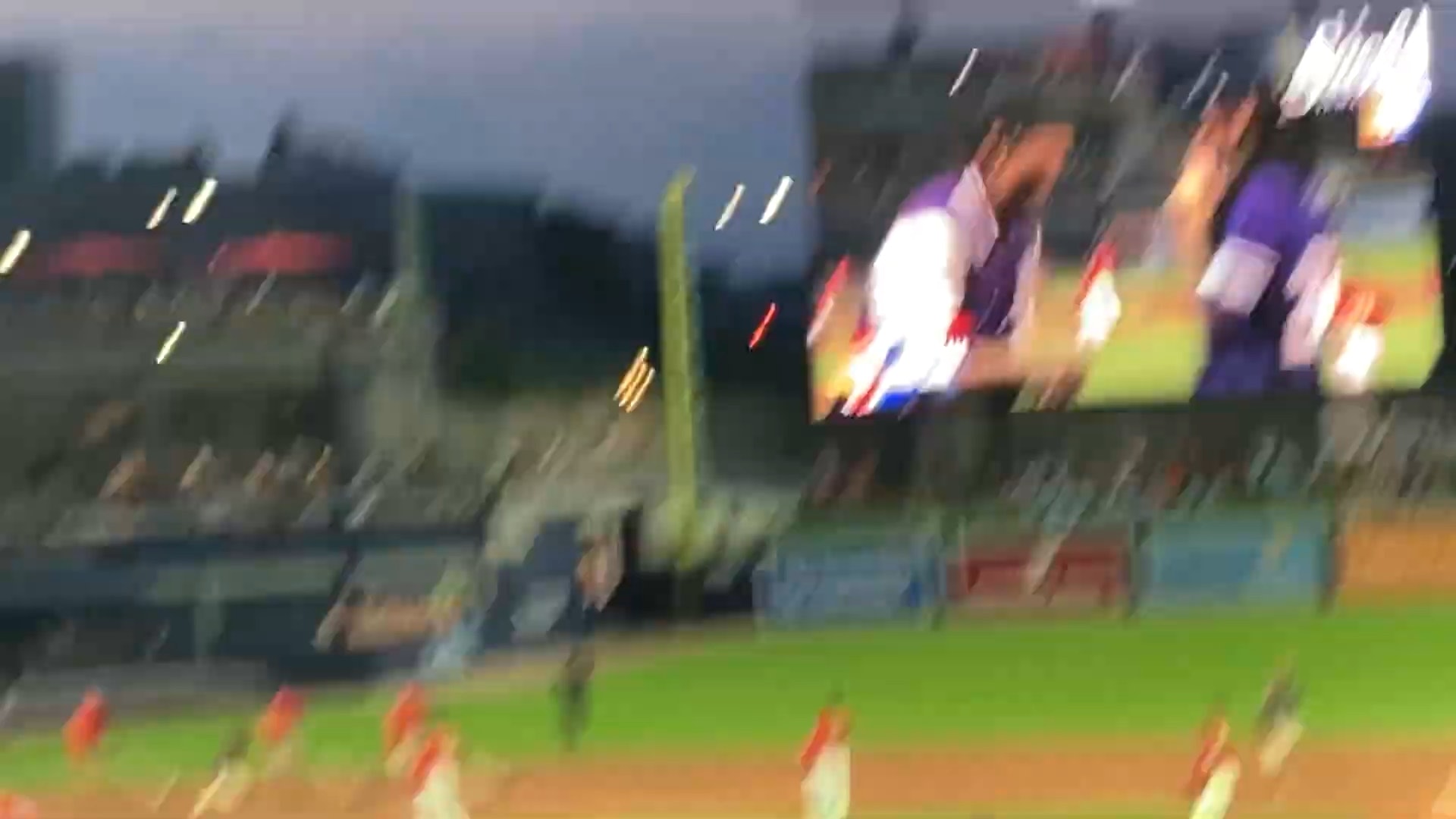 日前美國小聯盟3A層級的伍斯特紅襪隊(Worcester Red Sox)賽事中,有男性球迷趁比賽場間空檔,在滿場觀眾的見證下,向女友下跪求婚。(YouTube@Fail city) 日前美國小聯盟3A層級的伍斯特紅襪隊(Worcester Red Sox)賽事中,有男性球迷趁比賽場間空檔,在滿場觀眾的見證下,向女友下跪求婚。(YouTube@Fail city)